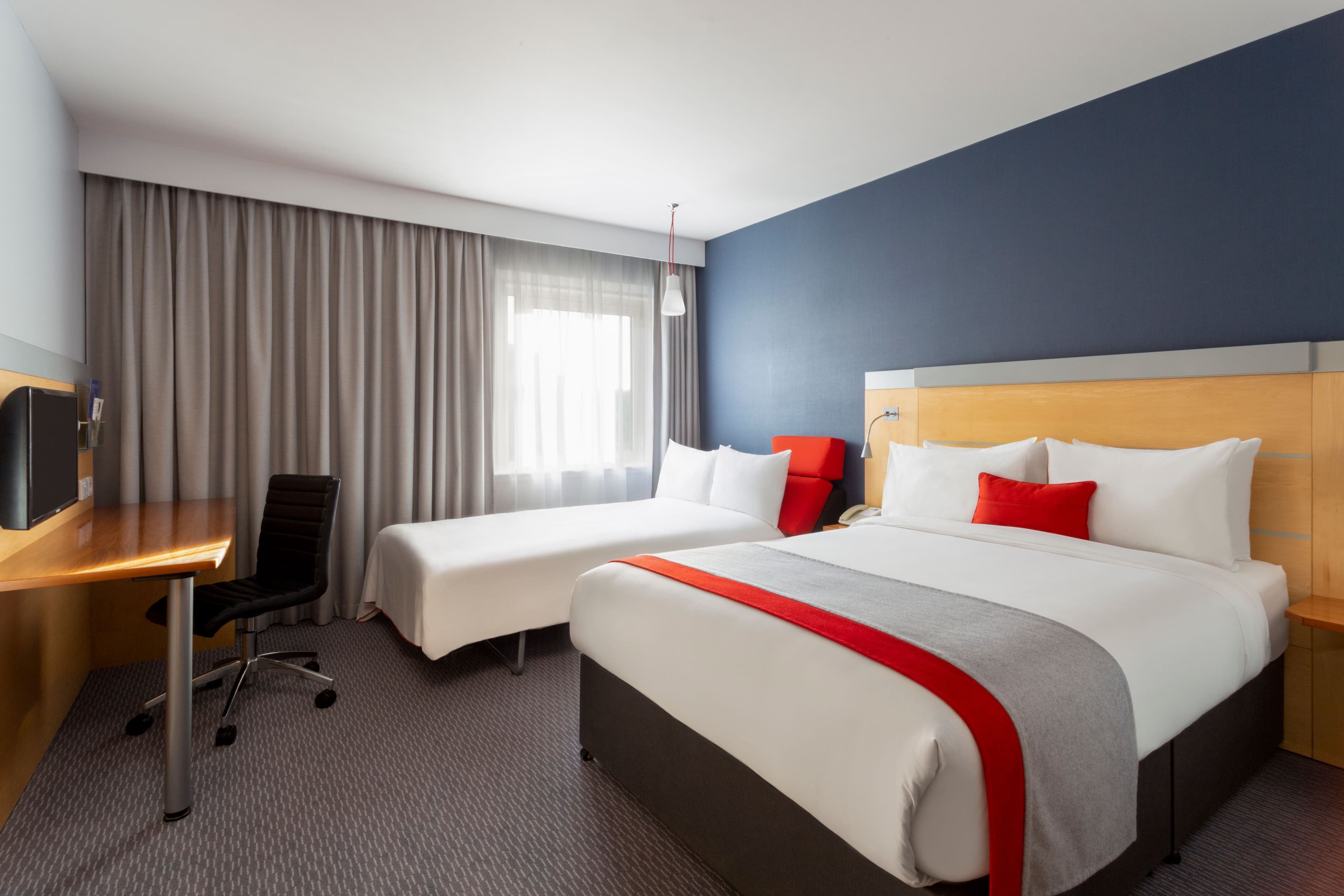 Holiday Inn Express Birmingham - Redditch — 7