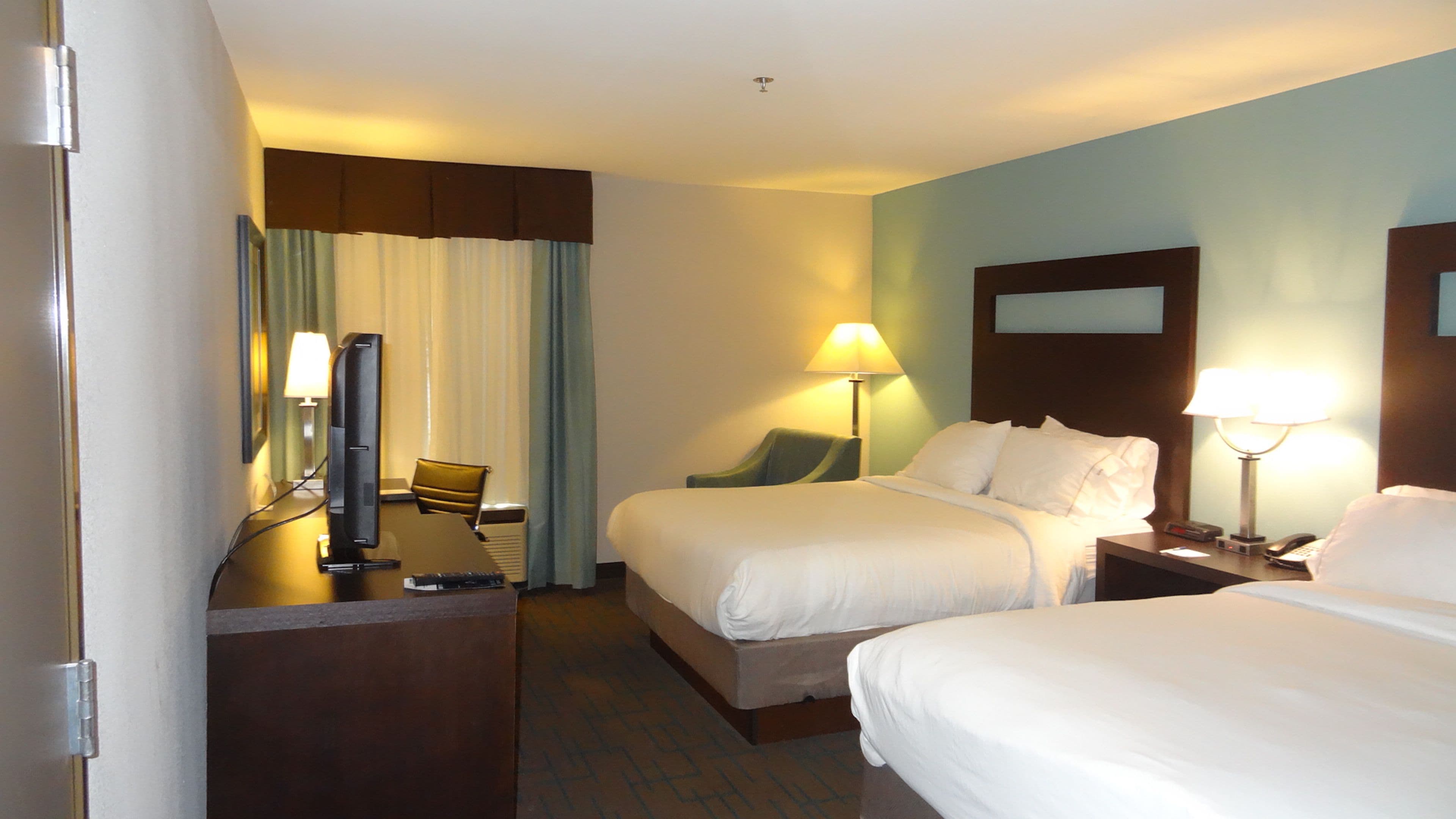 Holiday Inn Express Kansas City - Bonner Springs — 18