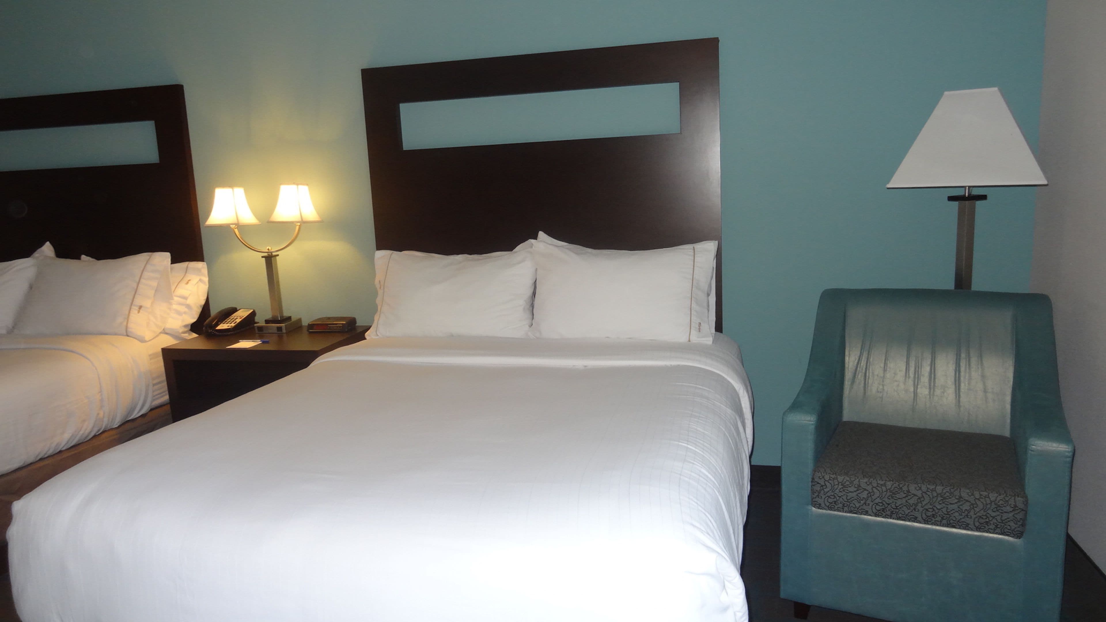 Holiday Inn Express Kansas City - Bonner Springs — 16