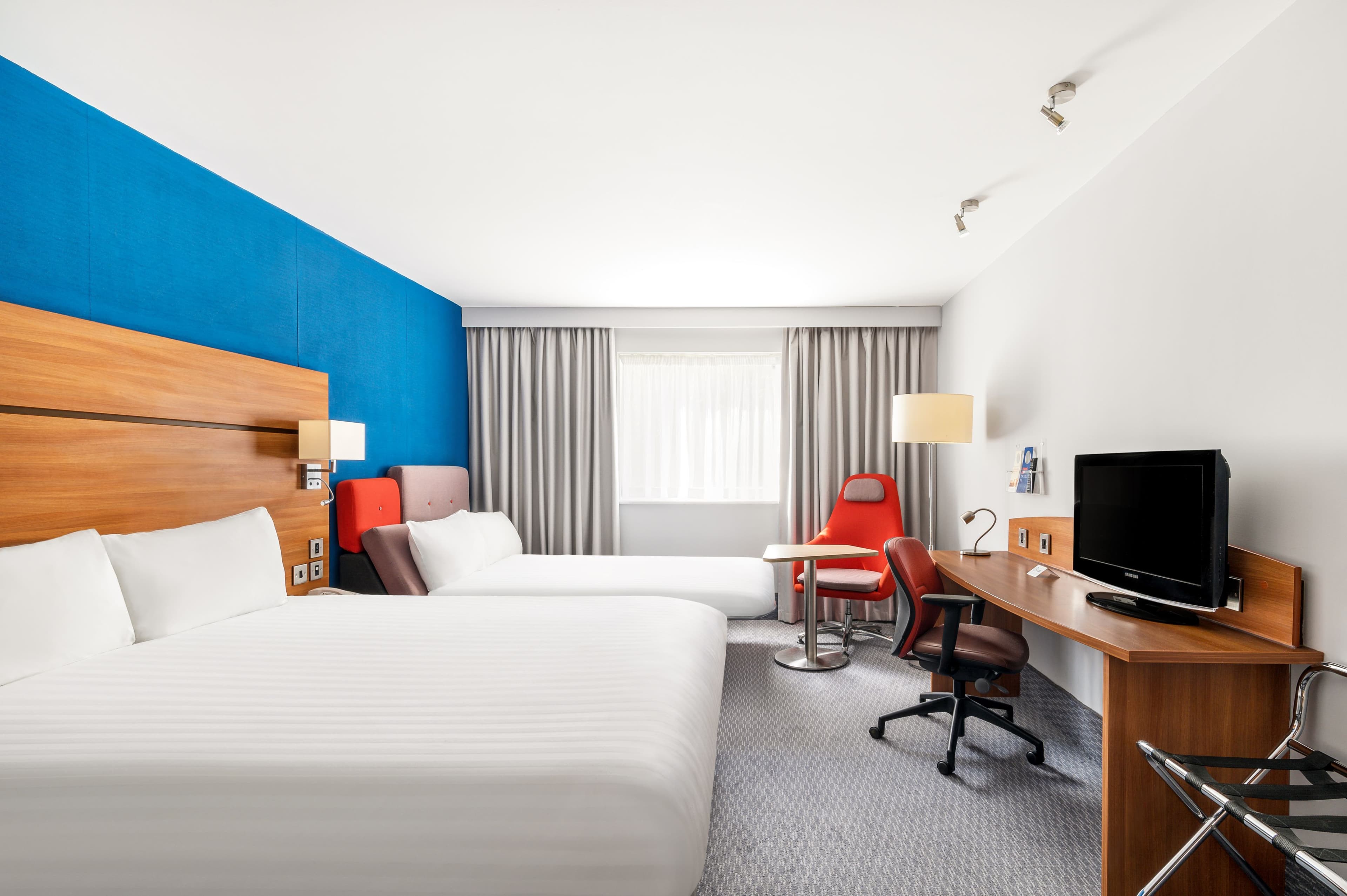 Holiday Inn Express Braintree - Image 4