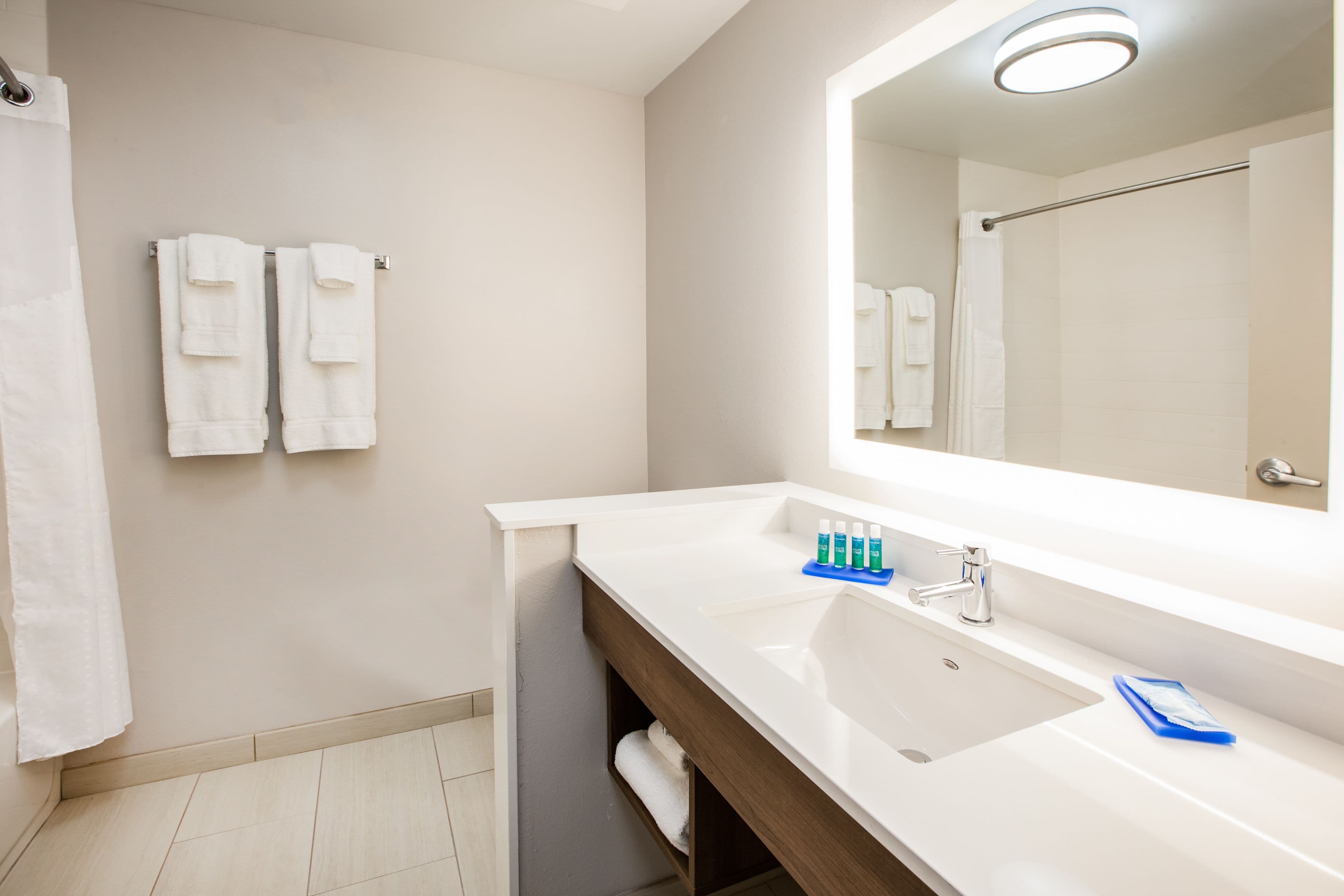 Holiday Inn Express Pittsburgh-Bridgeville - Image 4
