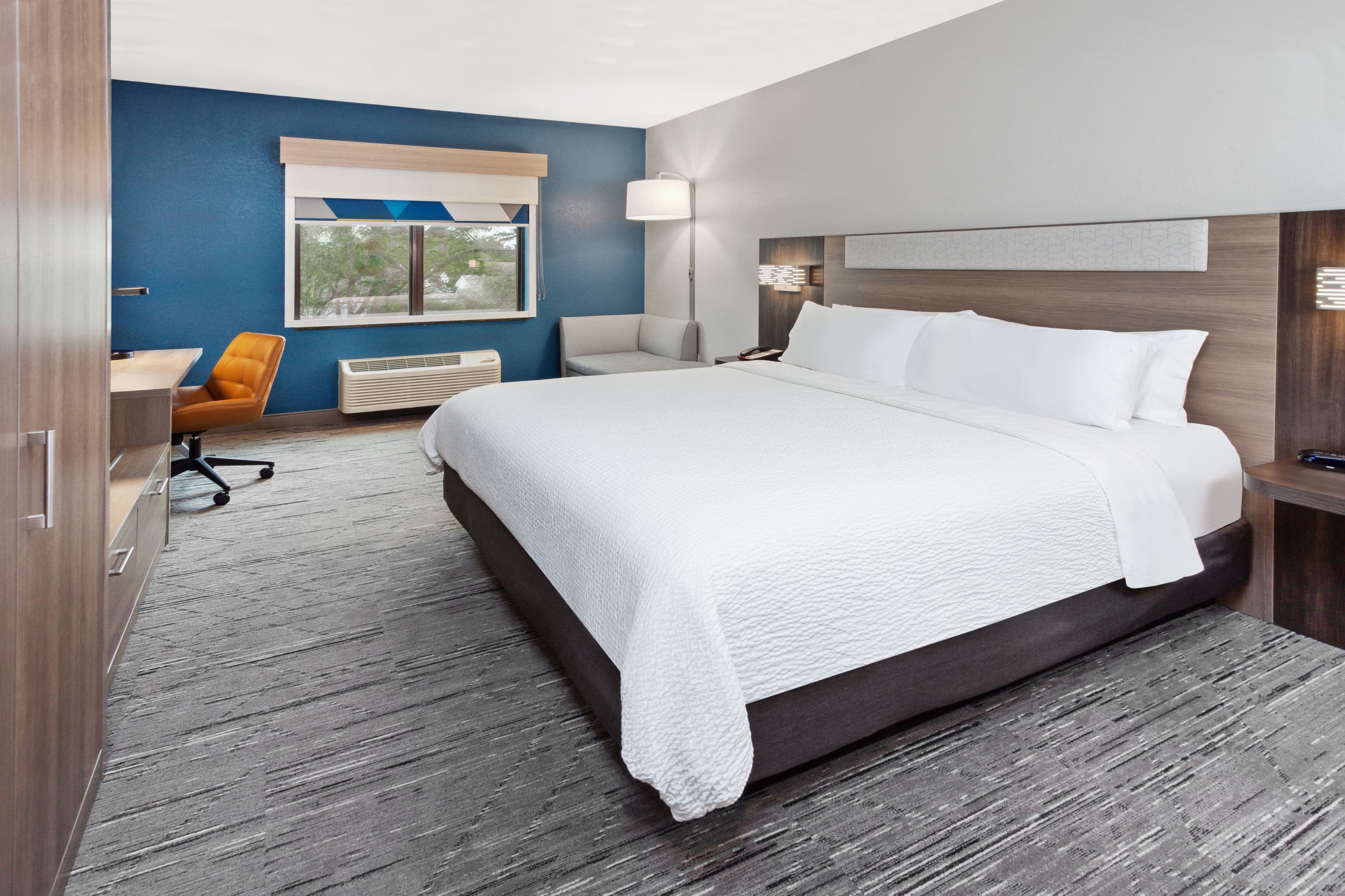 Holiday Inn Express Cleveland Airport - Brook Park - Image 4