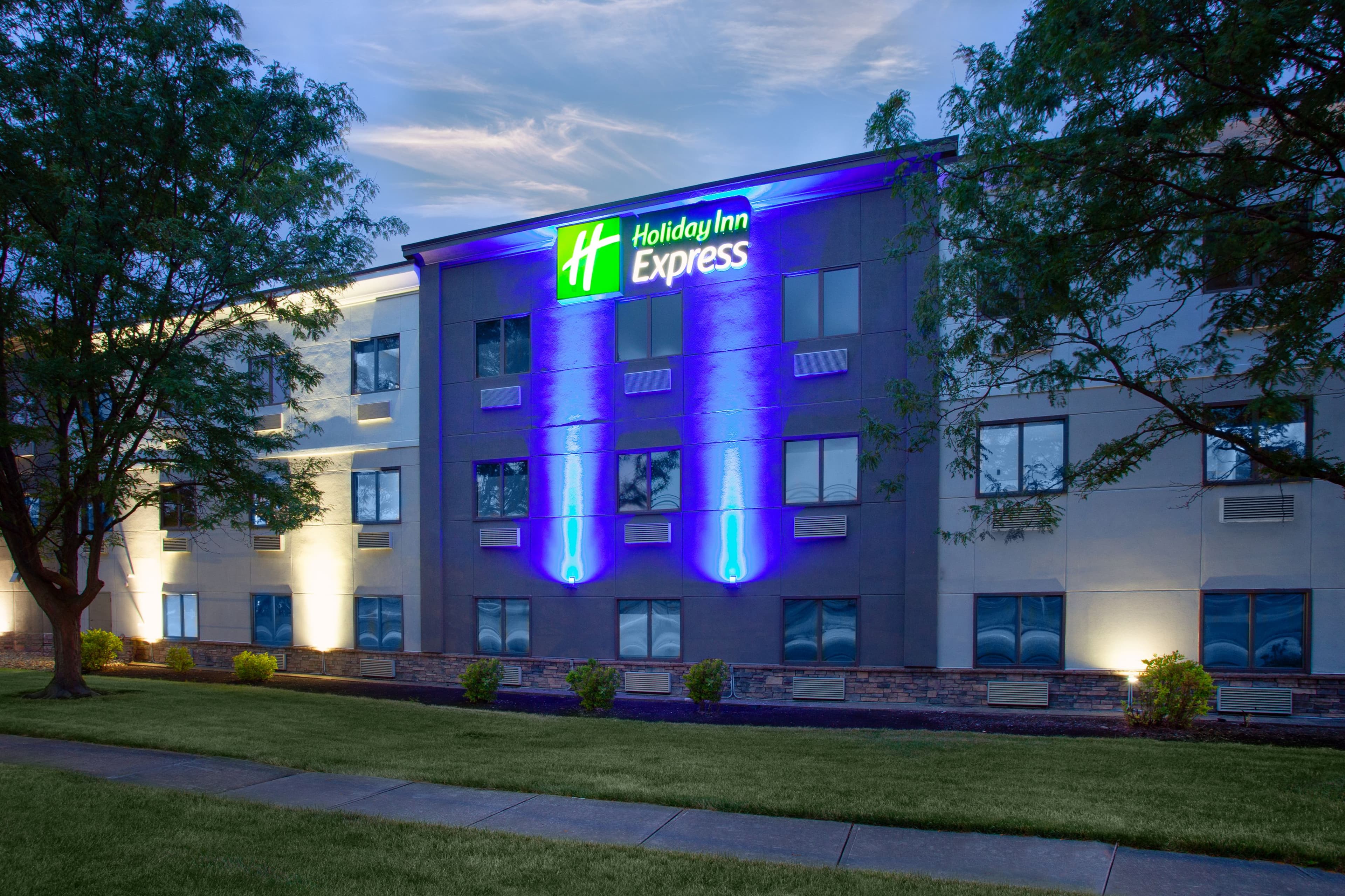 Holiday Inn Express Cleveland Airport - Brook Park - Image 1