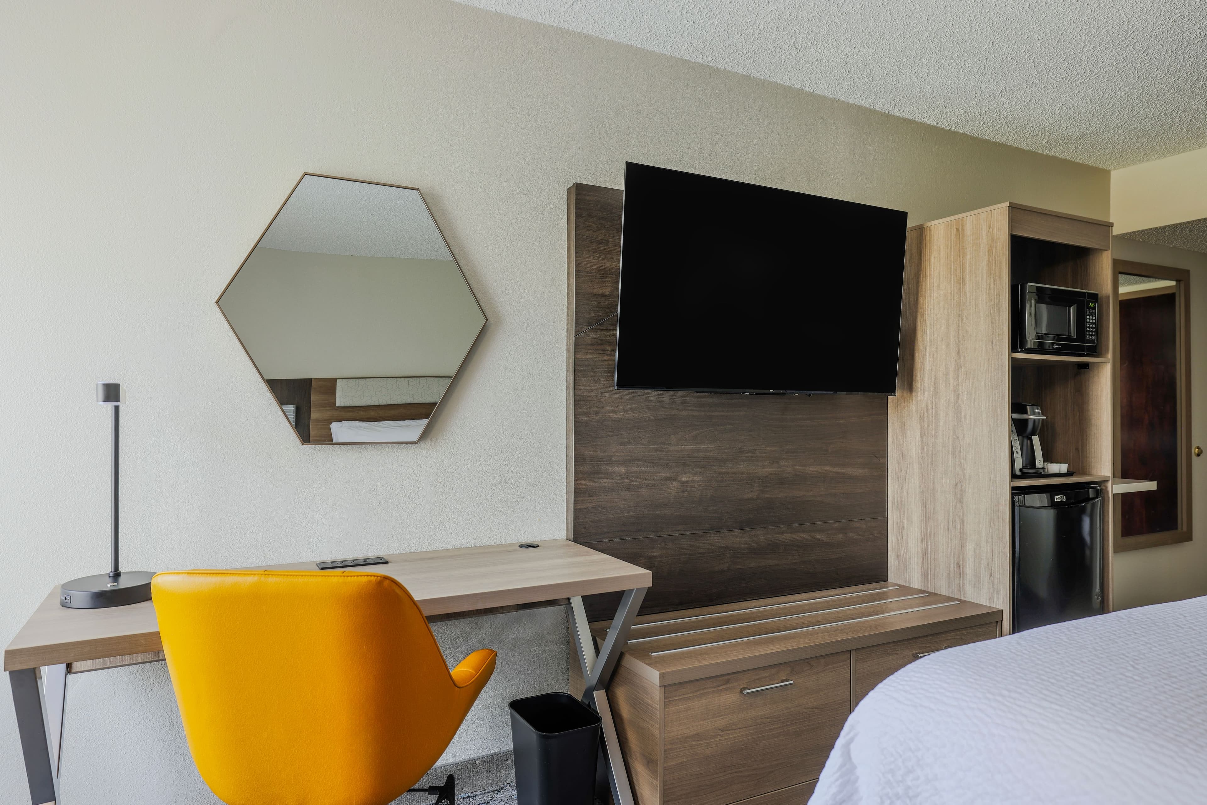 Holiday Inn Express Burlington - Image 4
