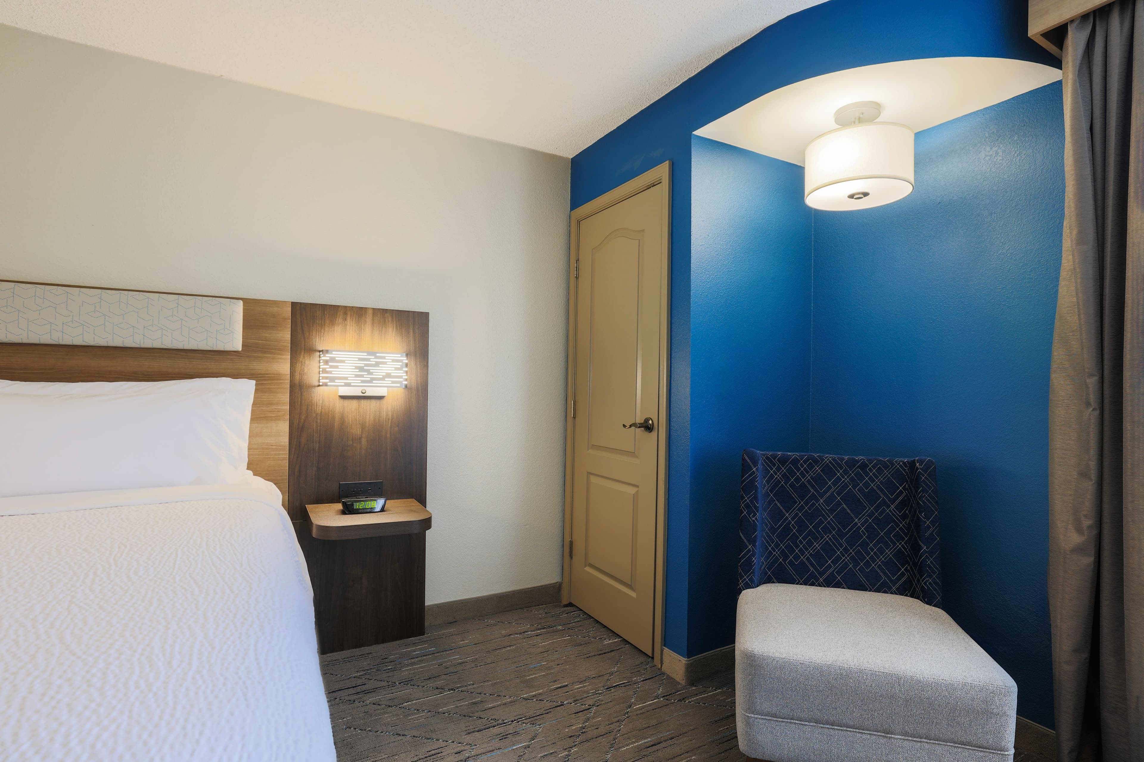 Holiday Inn Express Burlington - Image 3