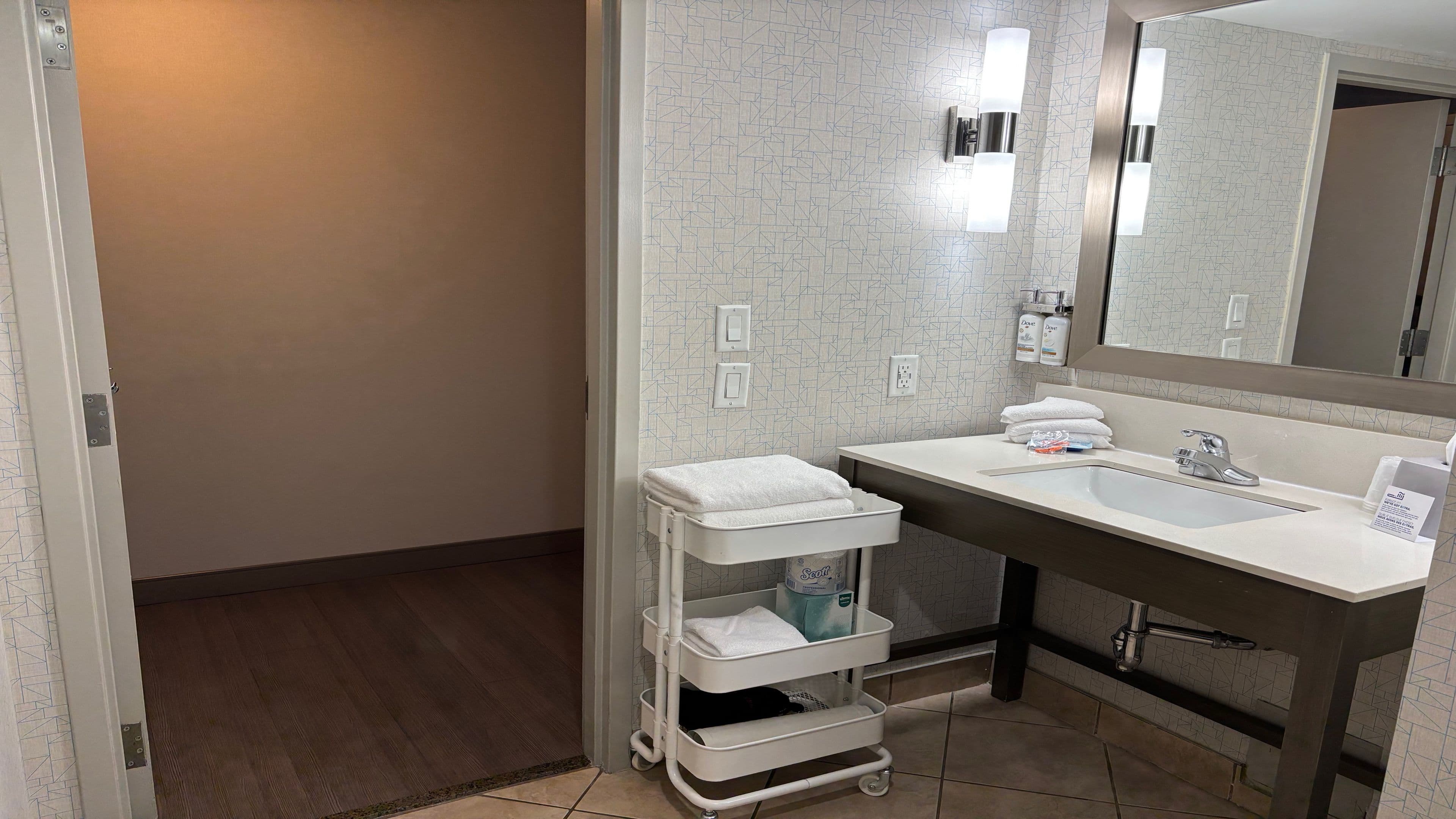 Holiday Inn Express Vancouver-Metrotown (Burnaby) — 17