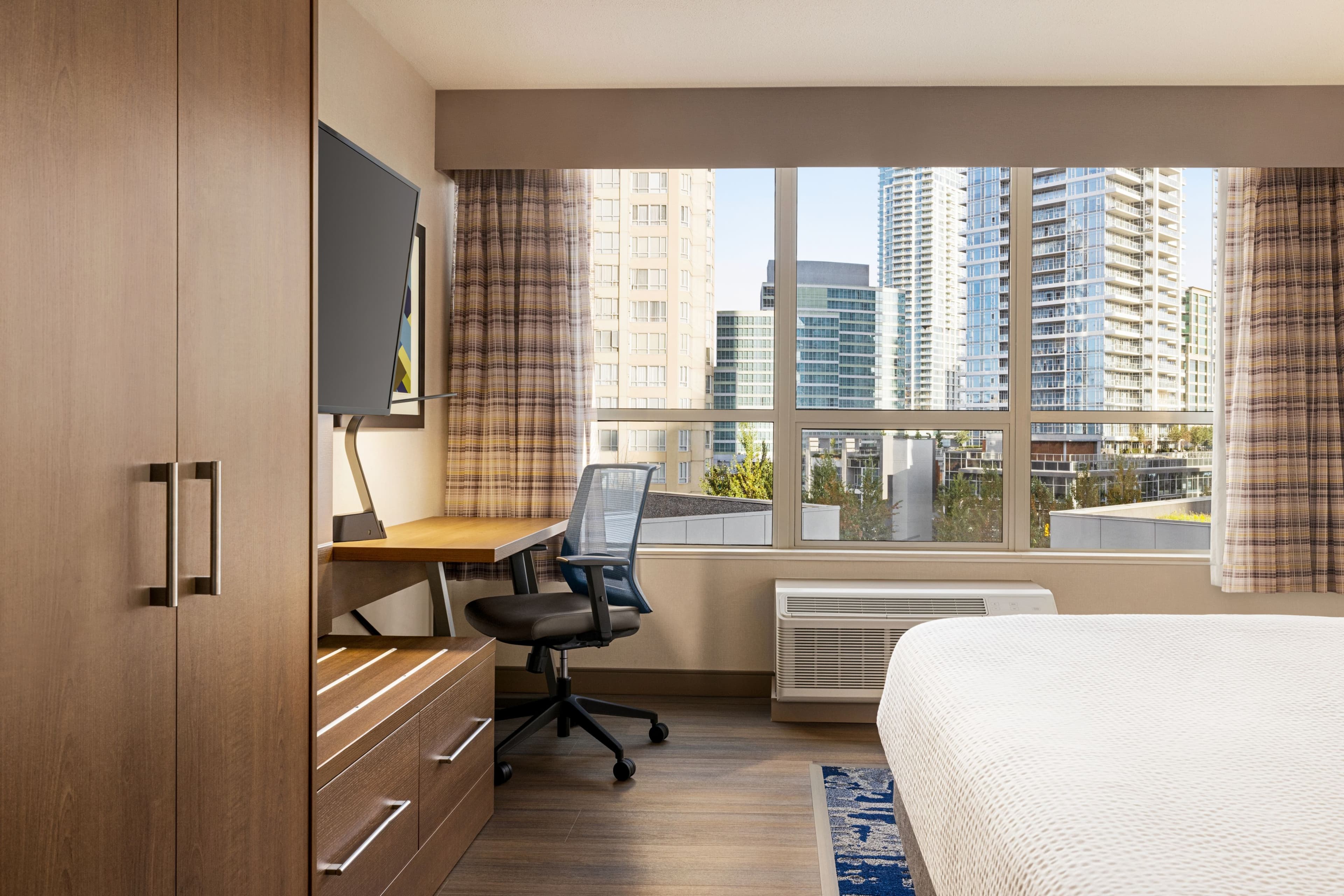 Holiday Inn Express Vancouver-Metrotown (Burnaby) - Image 4