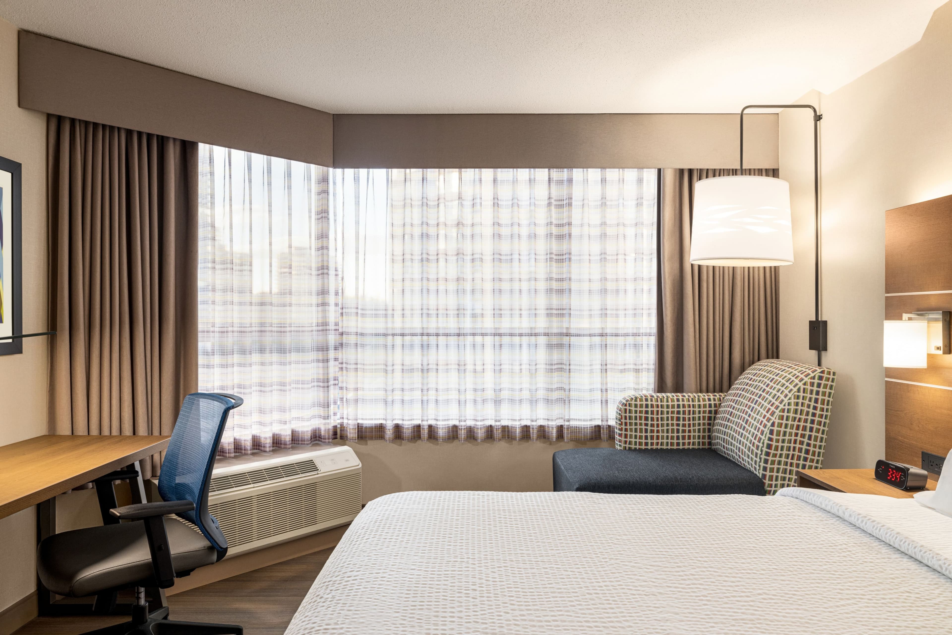 Holiday Inn Express Vancouver-Metrotown (Burnaby) — 7