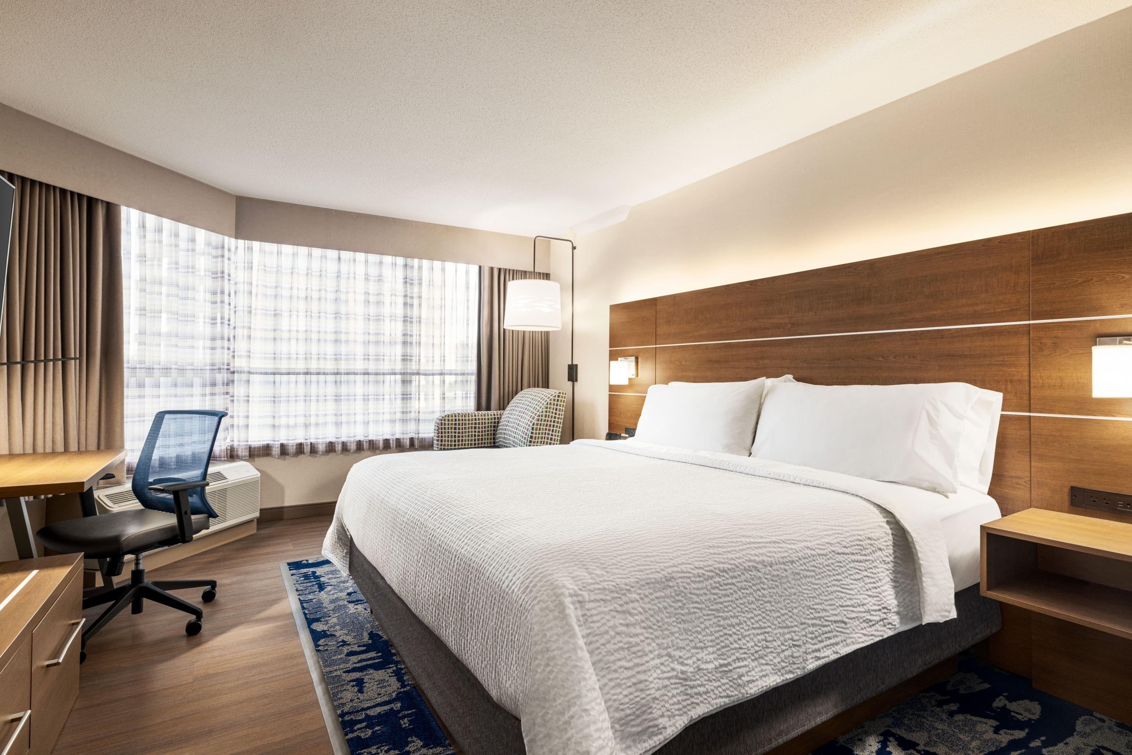 Holiday Inn Express Vancouver-Metrotown (Burnaby) — 11