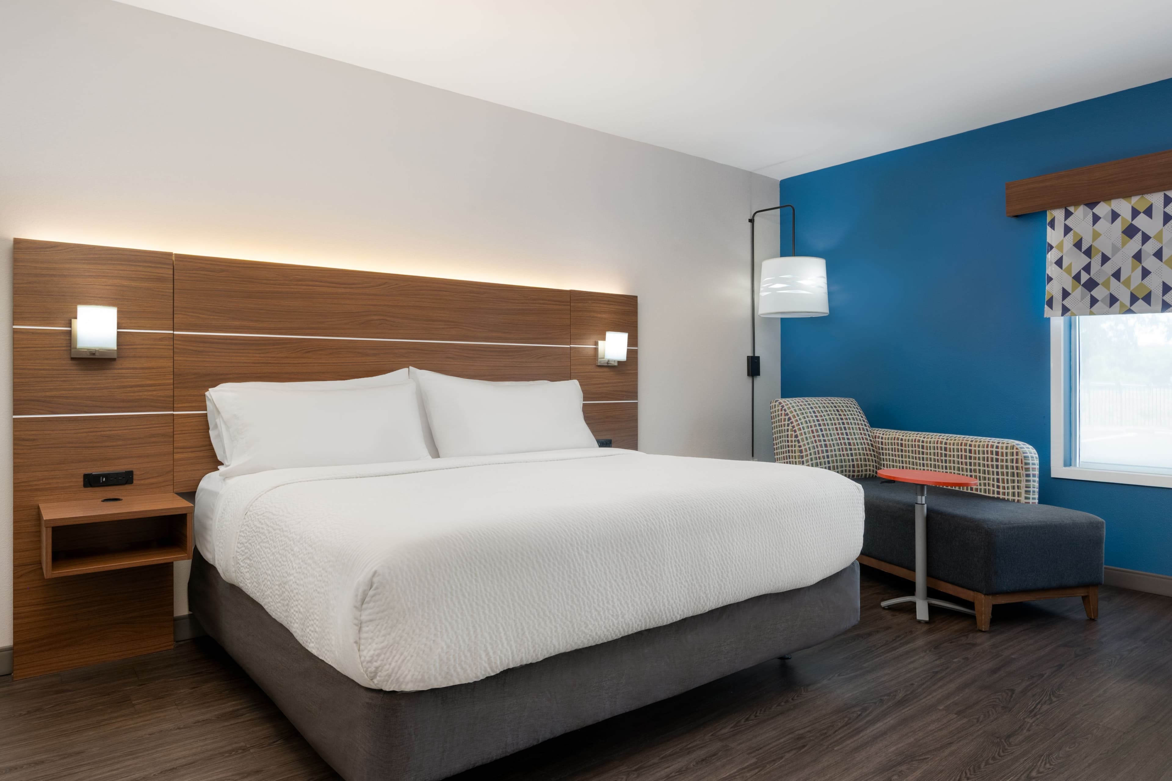Holiday Inn Express Calhoun South — 14