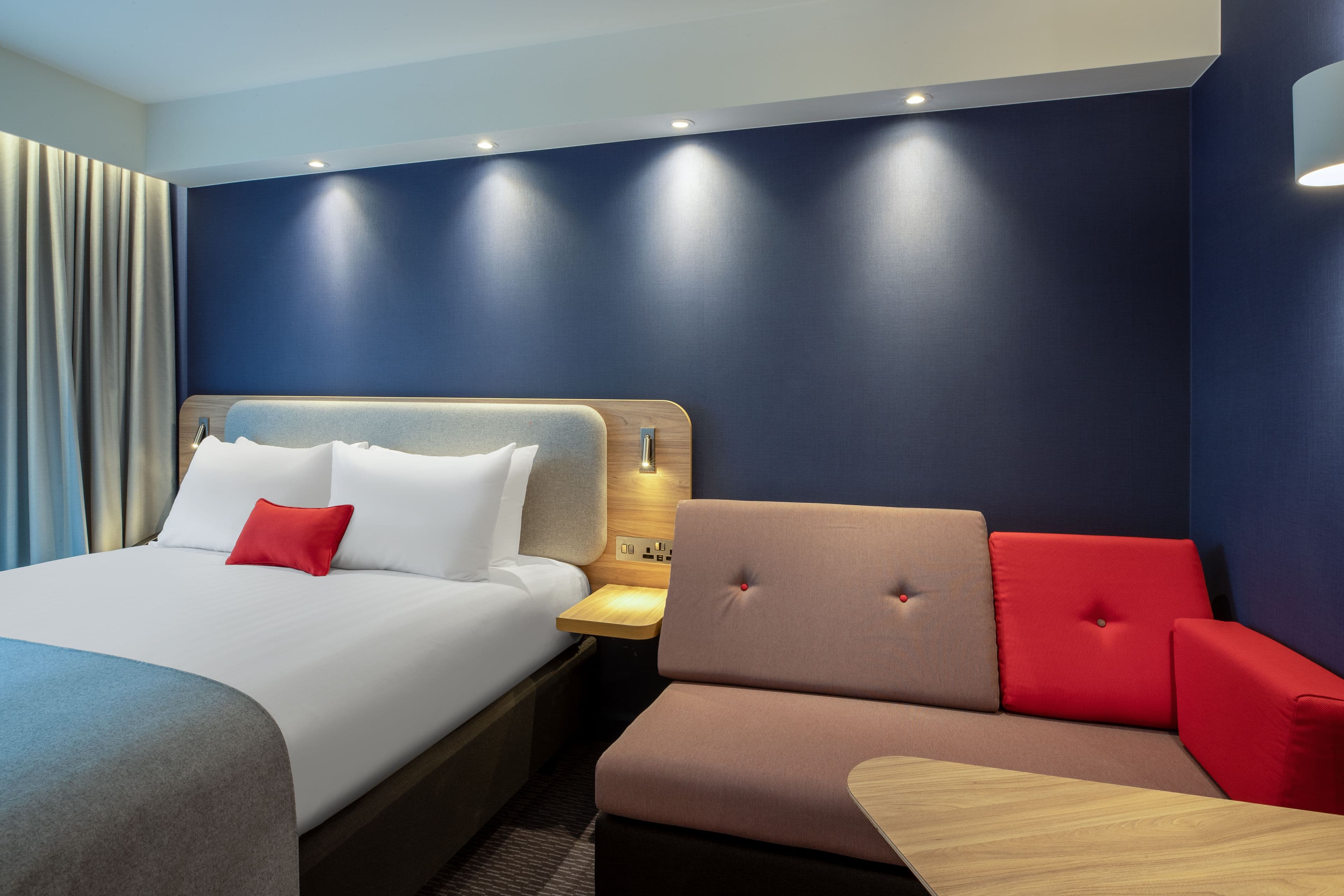 Holiday Inn Express Cambridge West - Cambourne — 7