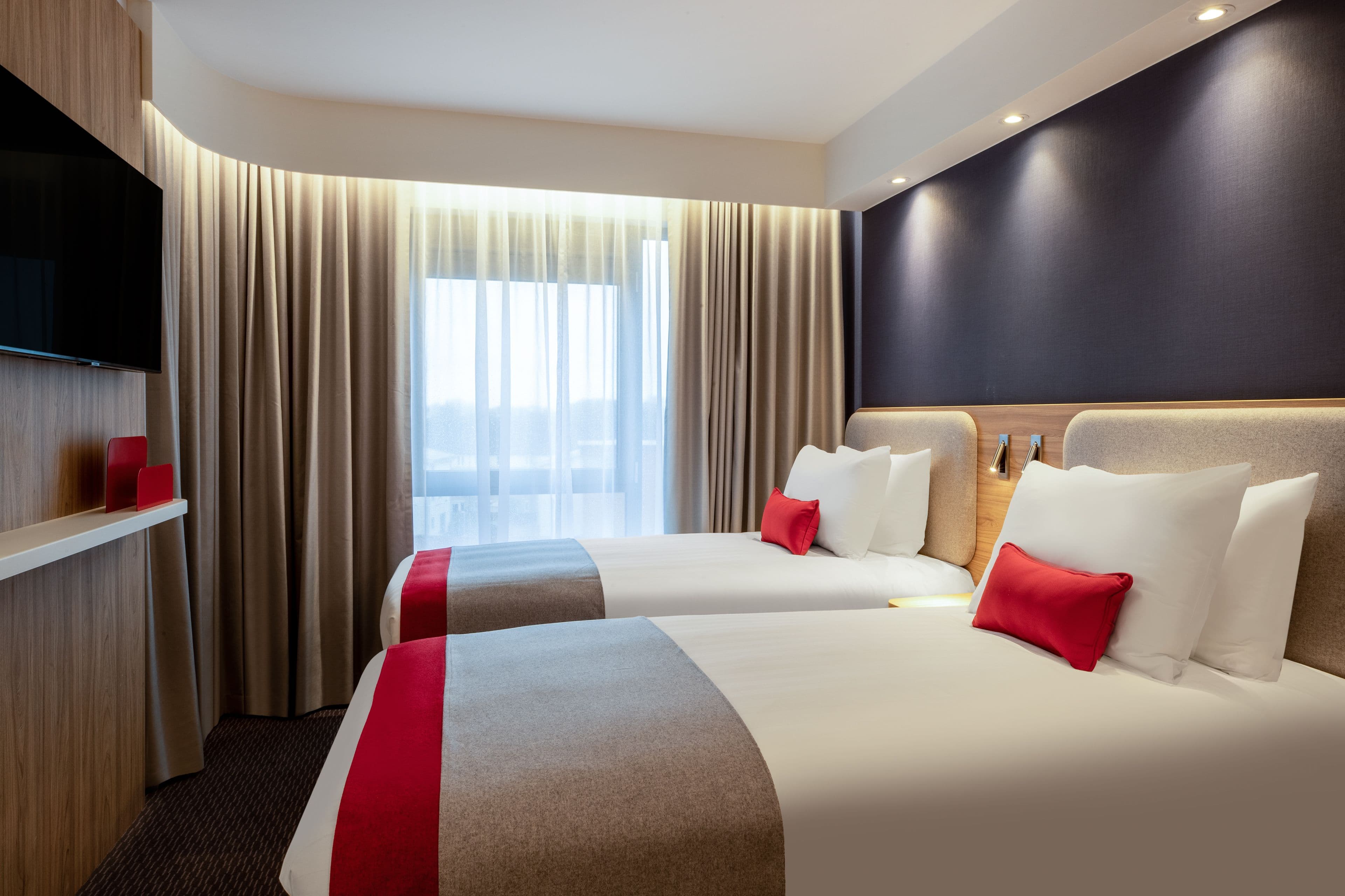 Holiday Inn Express Cambridge West - Cambourne - Image 3