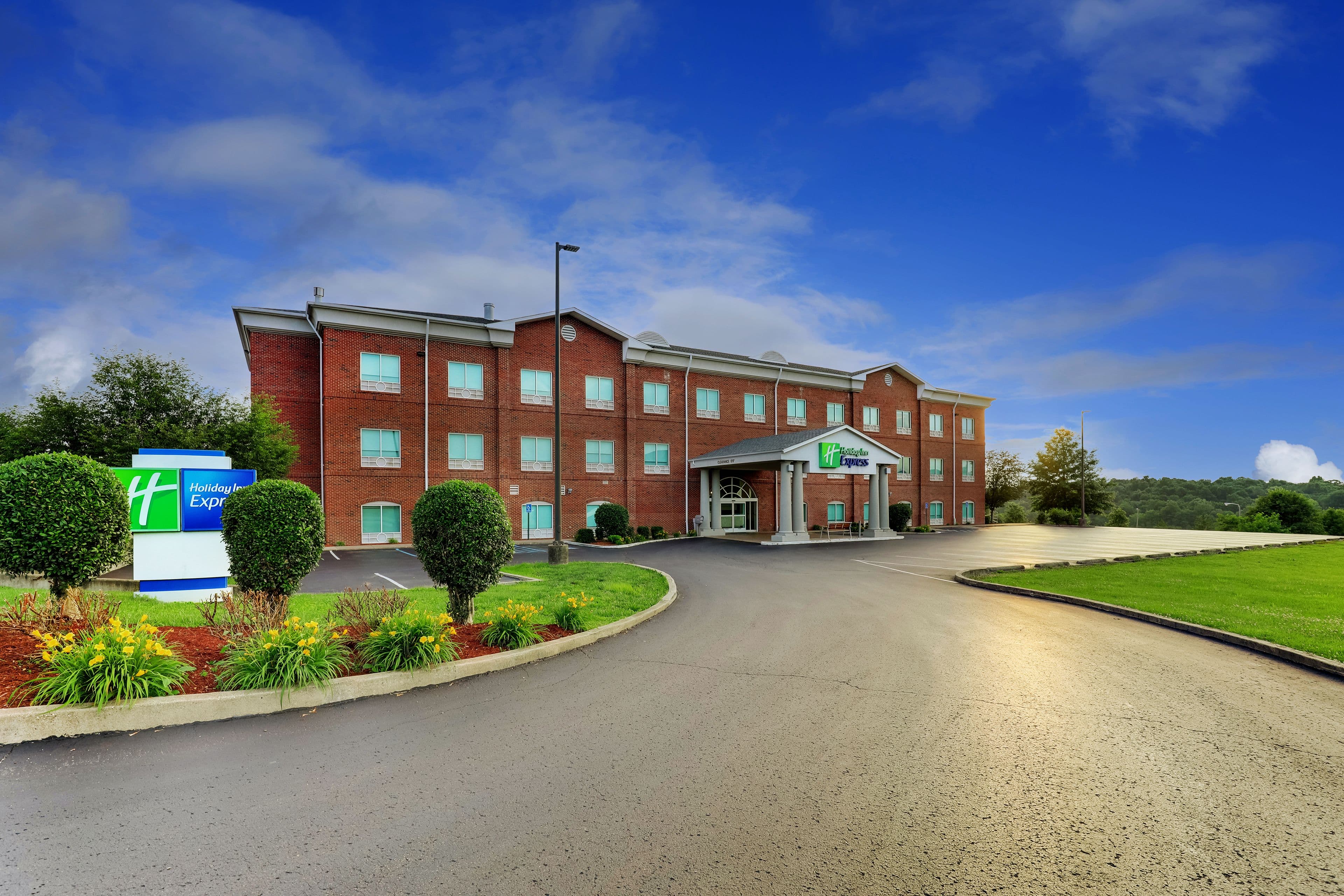 Holiday Inn Express Campbellsville - Image 1