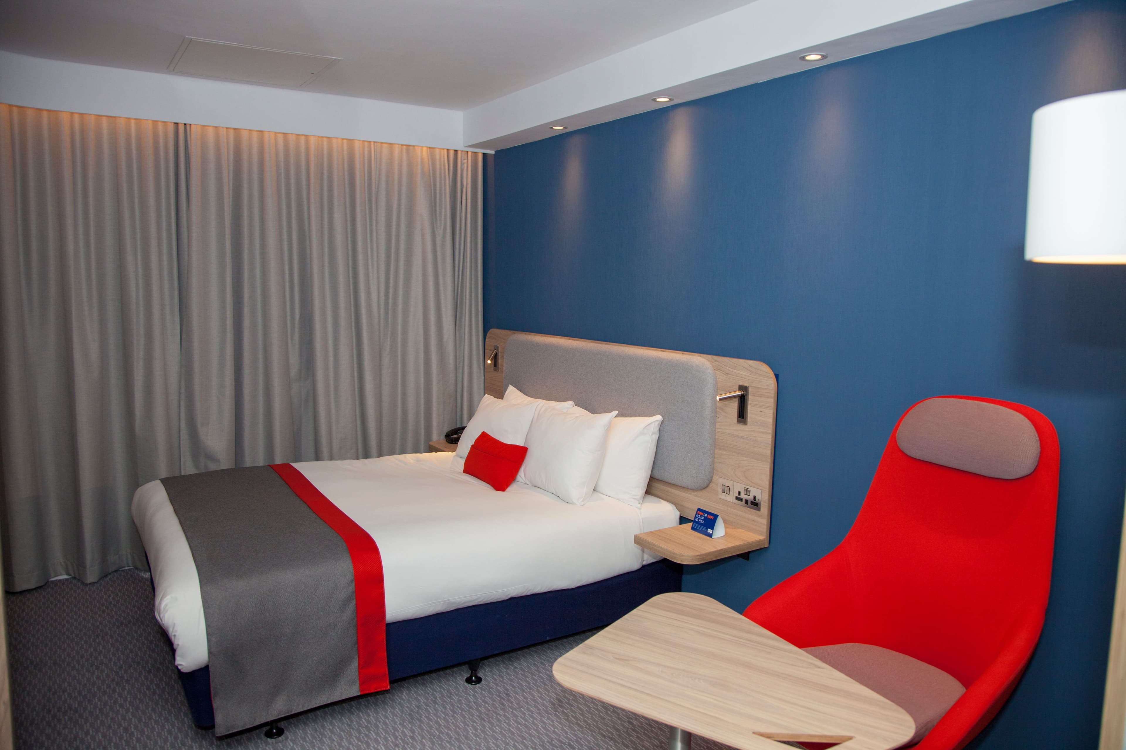 Holiday Inn Express Cardiff Bay — 6