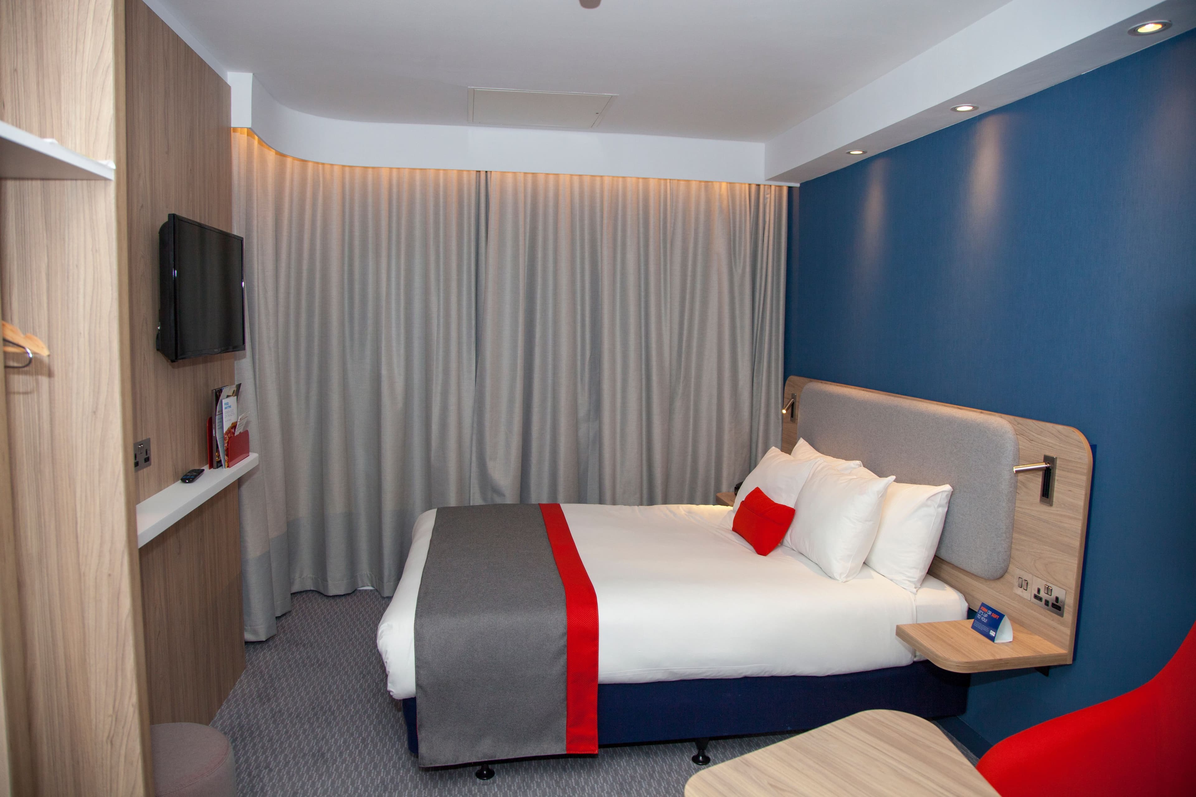 Holiday Inn Express Cardiff Bay — 11
