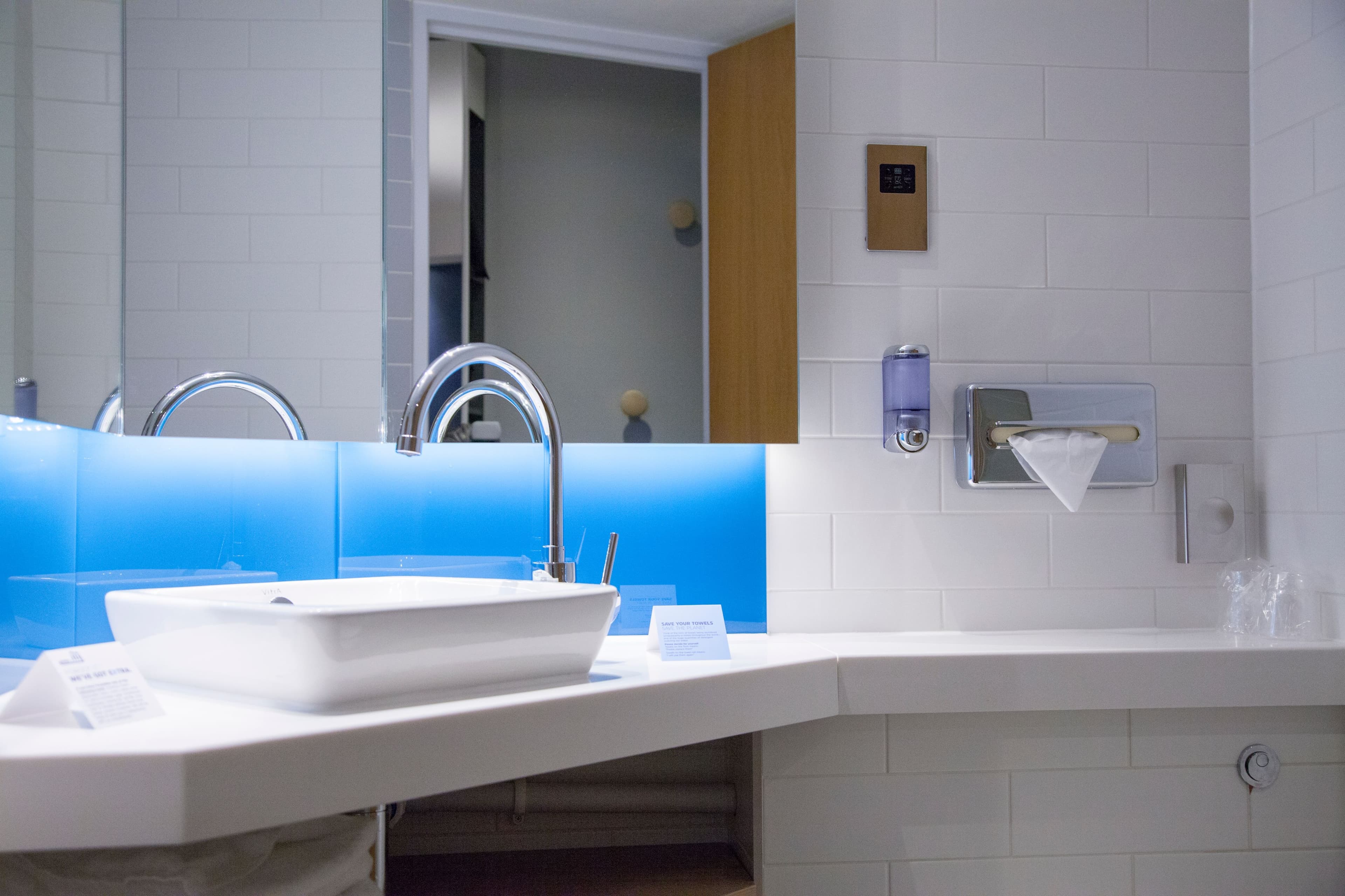 Holiday Inn Express Cardiff Bay - Image 4