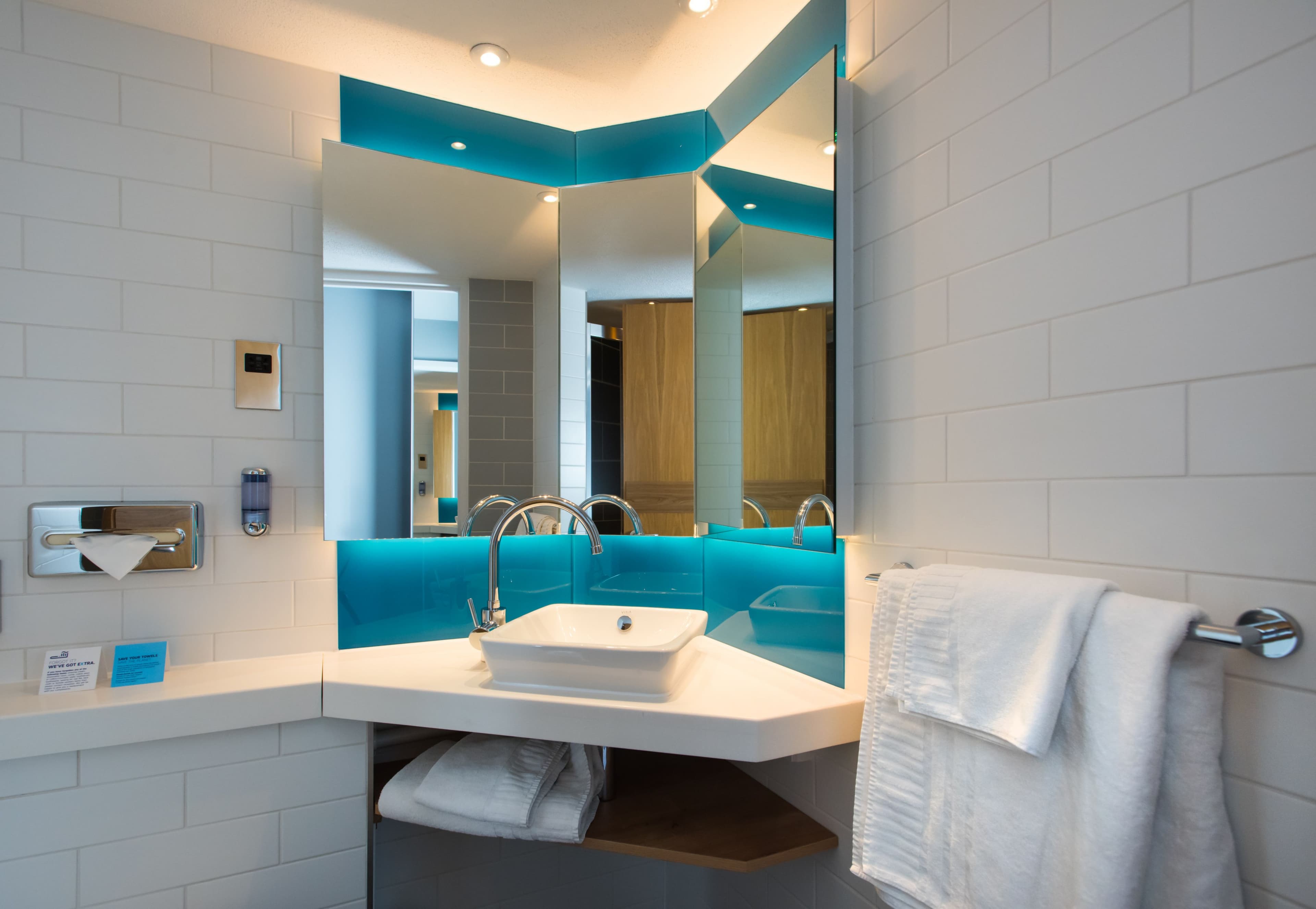 Holiday Inn Express Cardiff Bay - Image 5