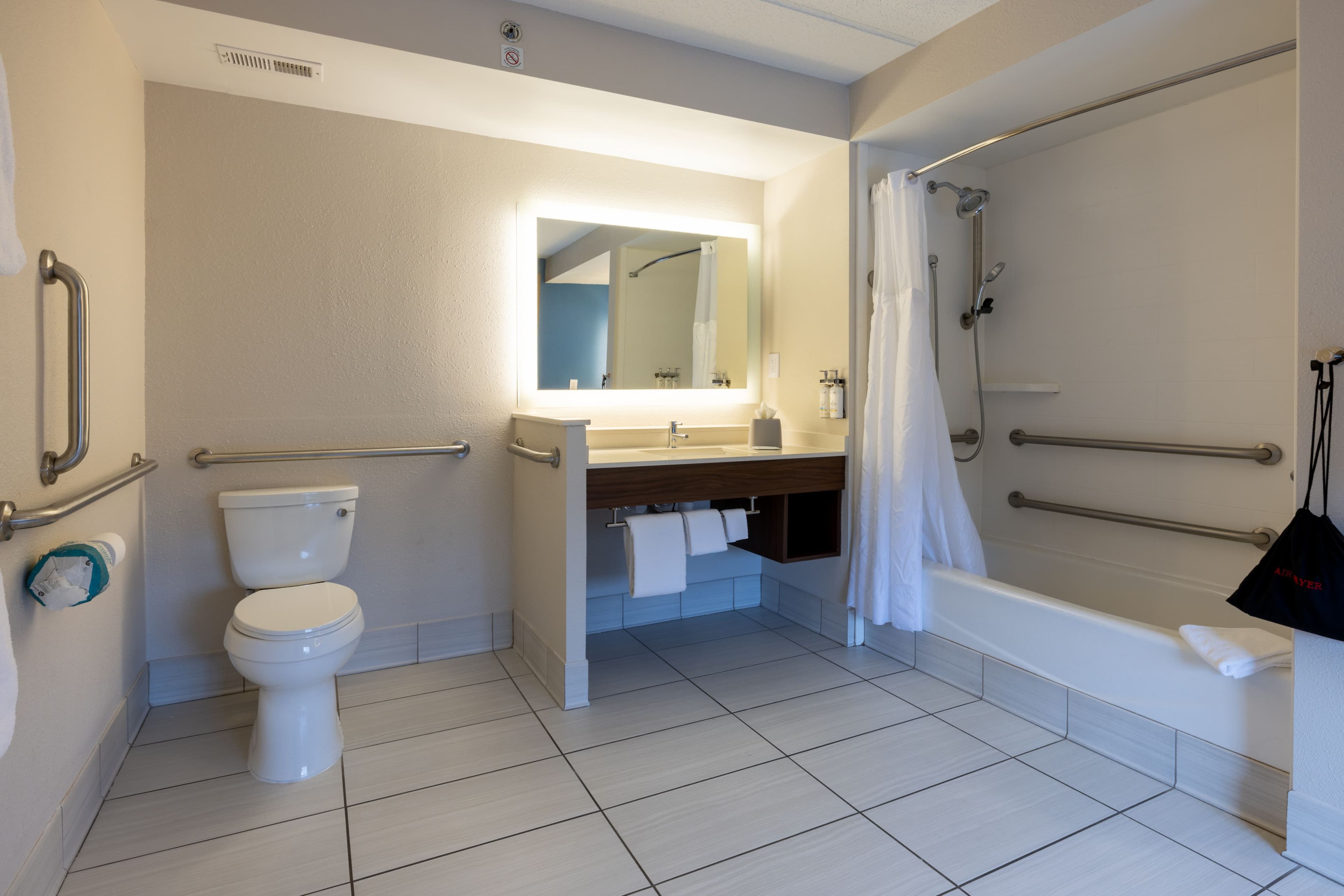 Holiday Inn Express Charleston US Hwy 17 & I-526 — 28
