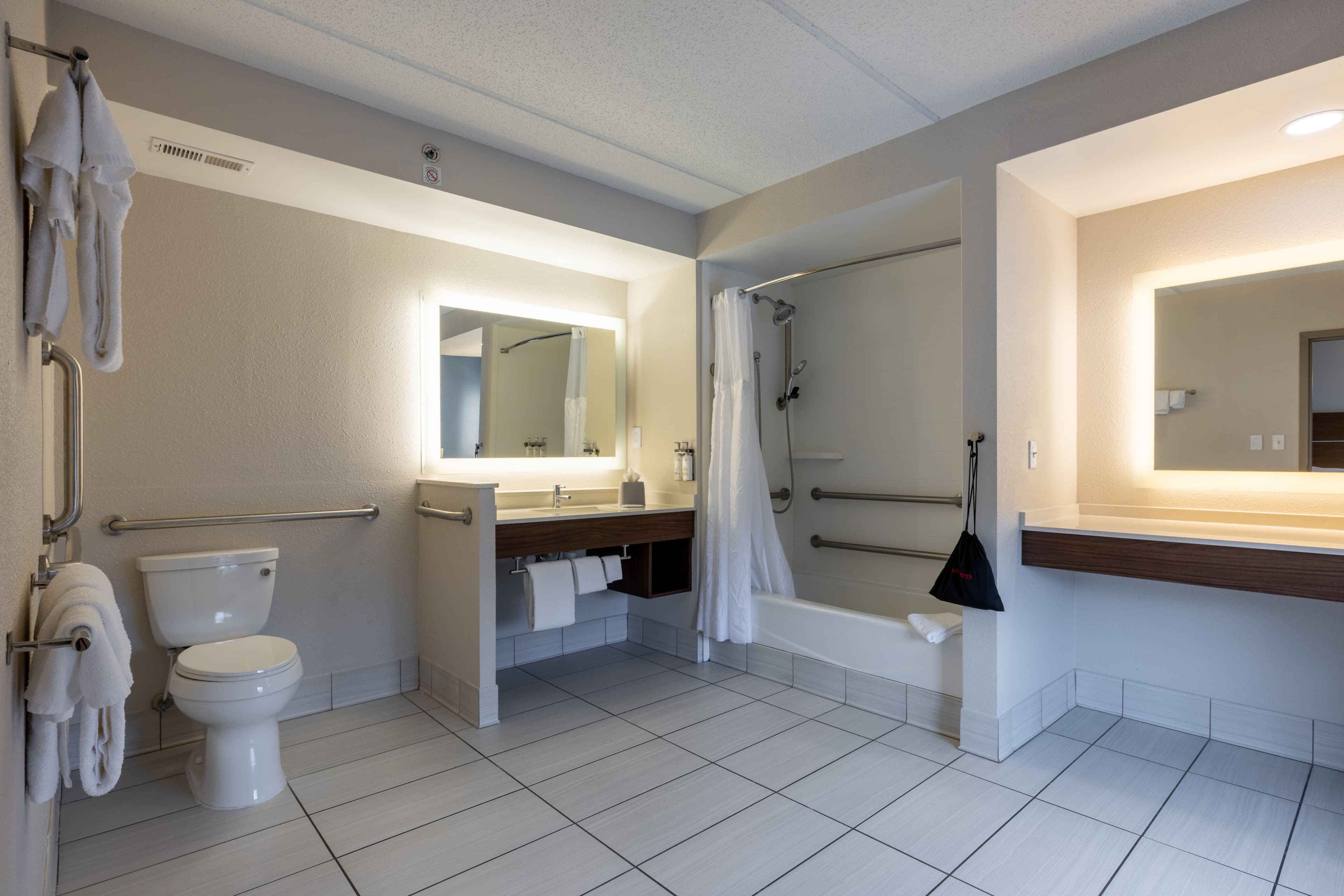 Holiday Inn Express Charleston US Hwy 17 & I-526 — 27