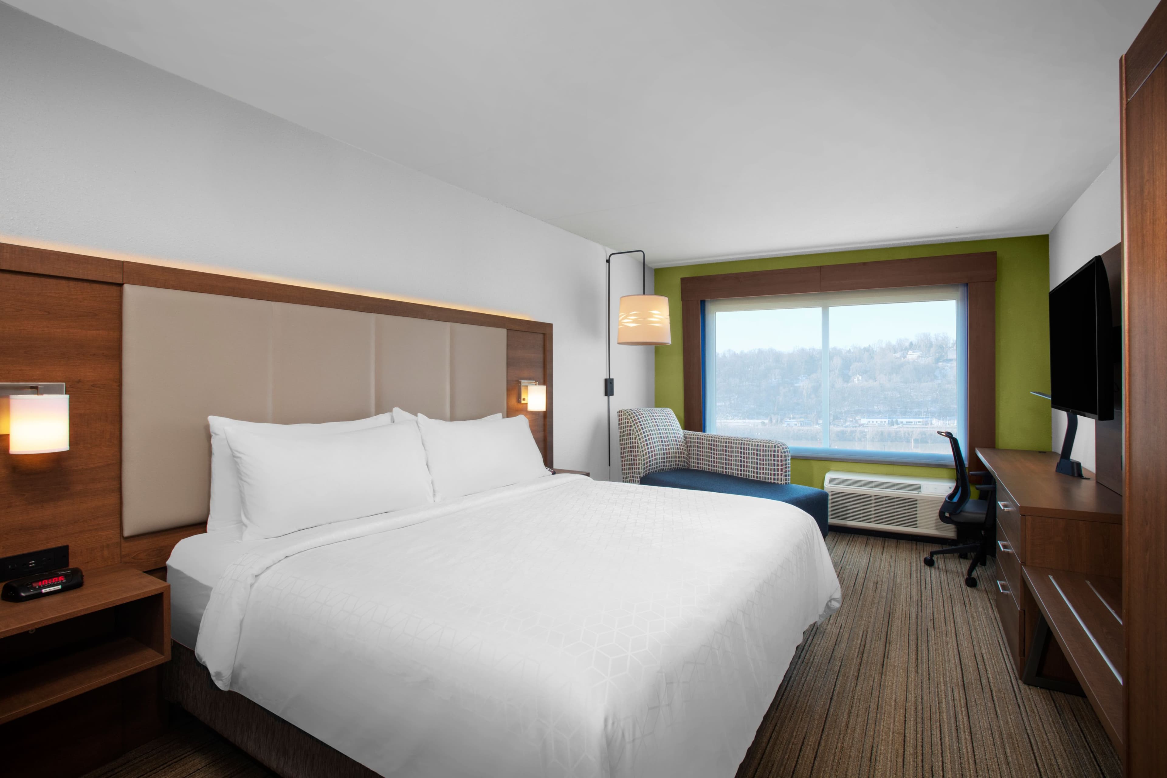 Holiday Inn Express Charleston-Civic Center - Image 3