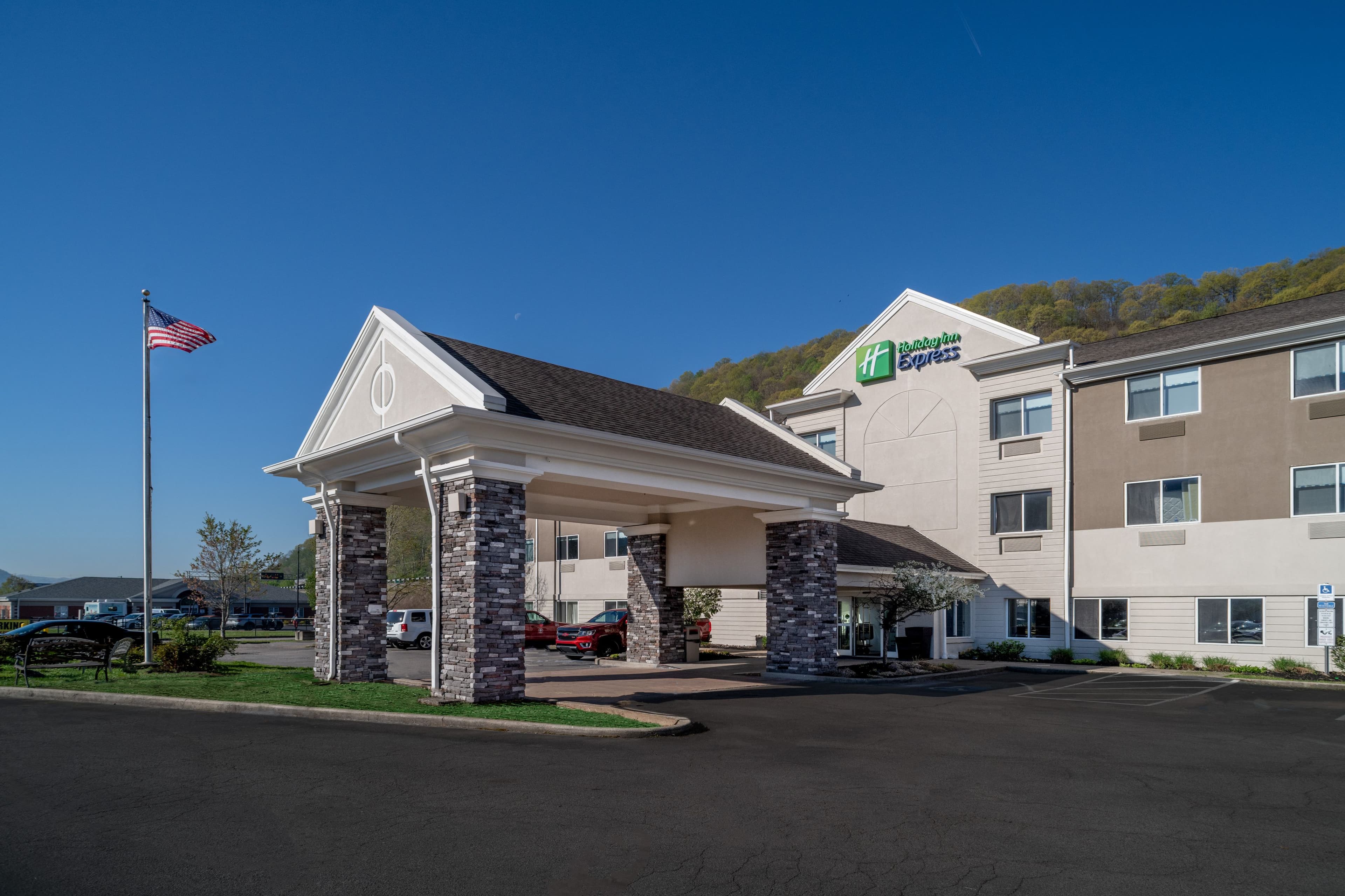 Holiday Inn Express & Suites Charleston-Kanawha City - Image 1