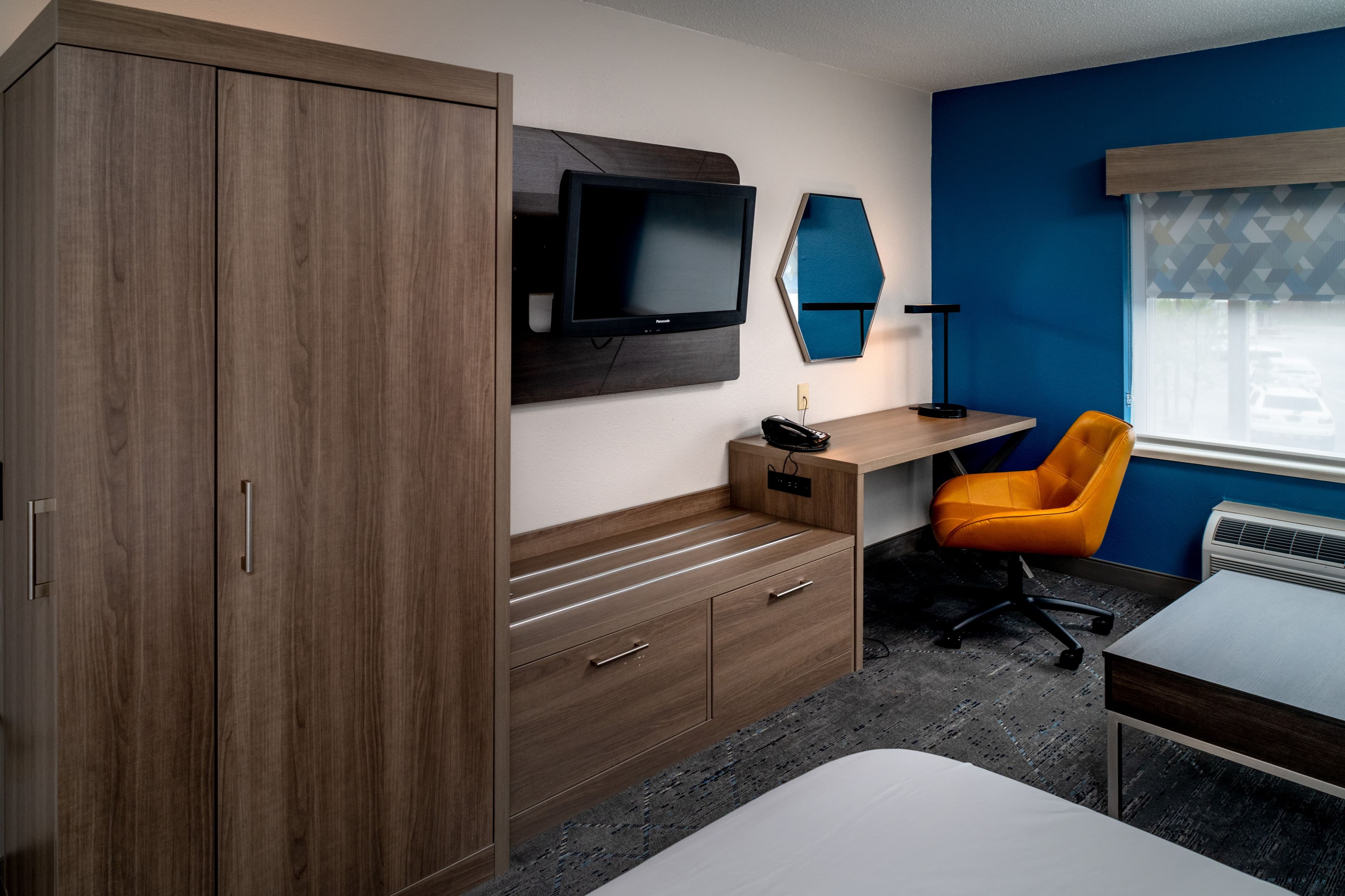 Holiday Inn Express & Suites Charleston-Kanawha City - Image 4