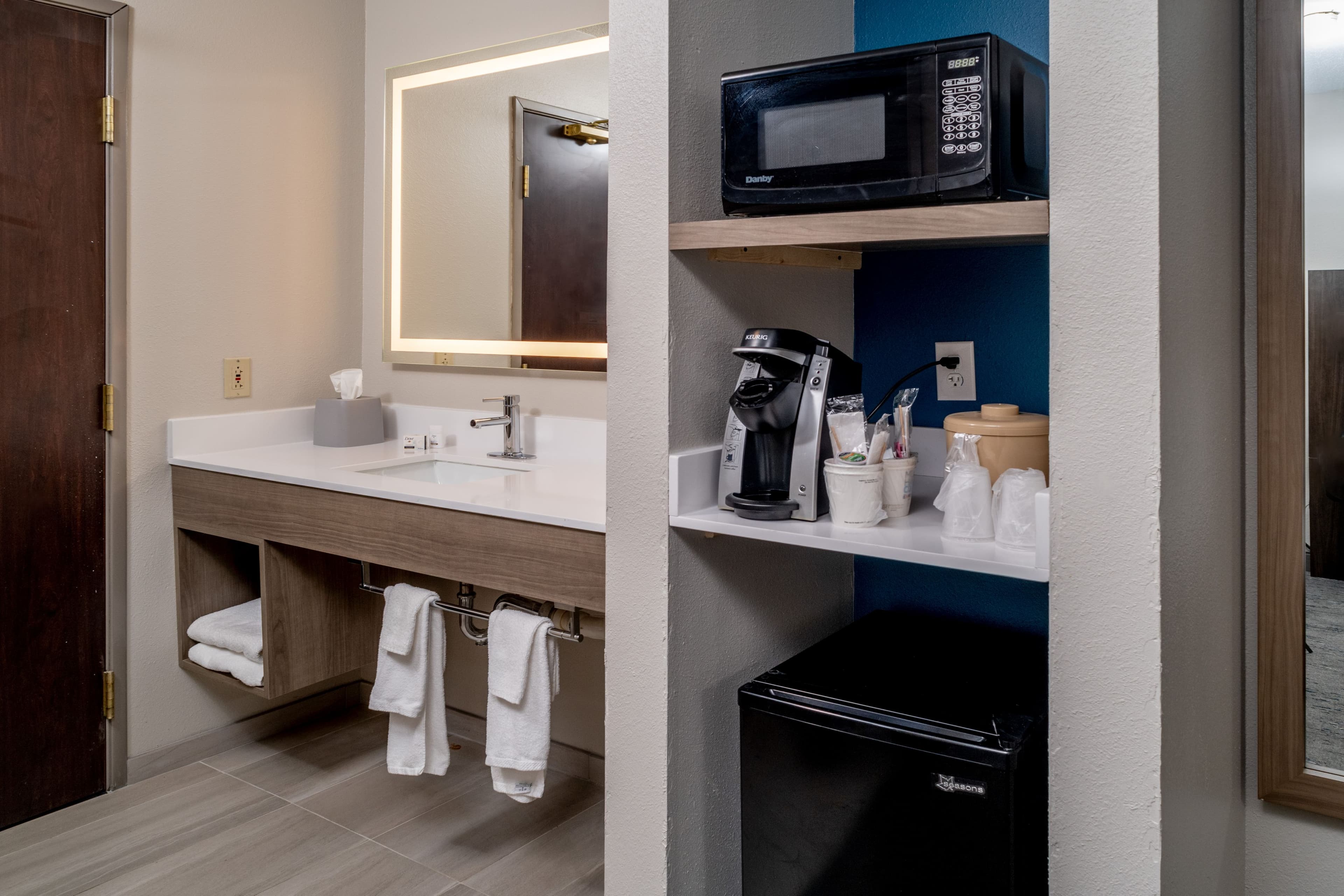 Holiday Inn Express & Suites Charleston-Kanawha City - Image 3