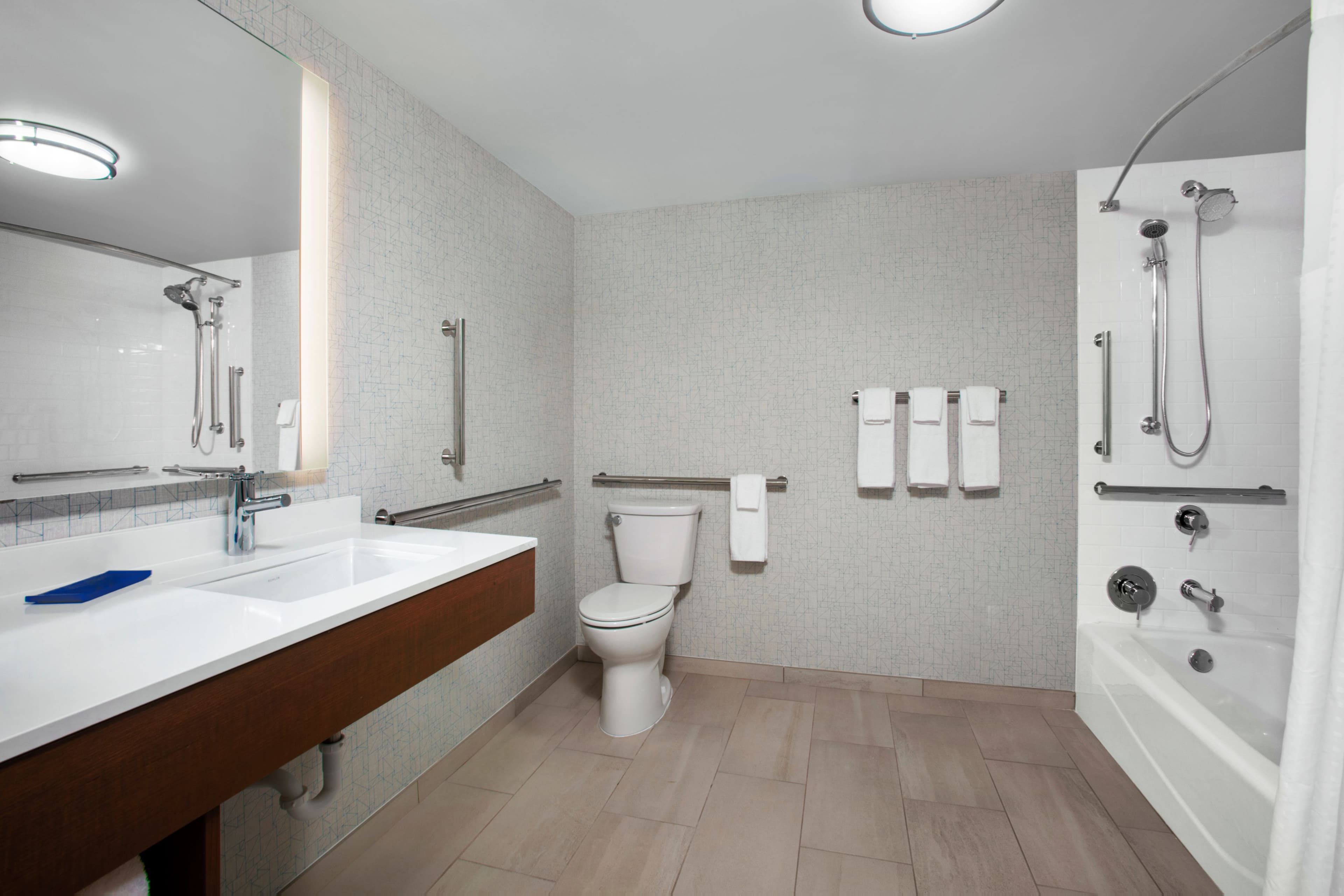 Holiday Inn Express Charleston-Civic Center - Image 4