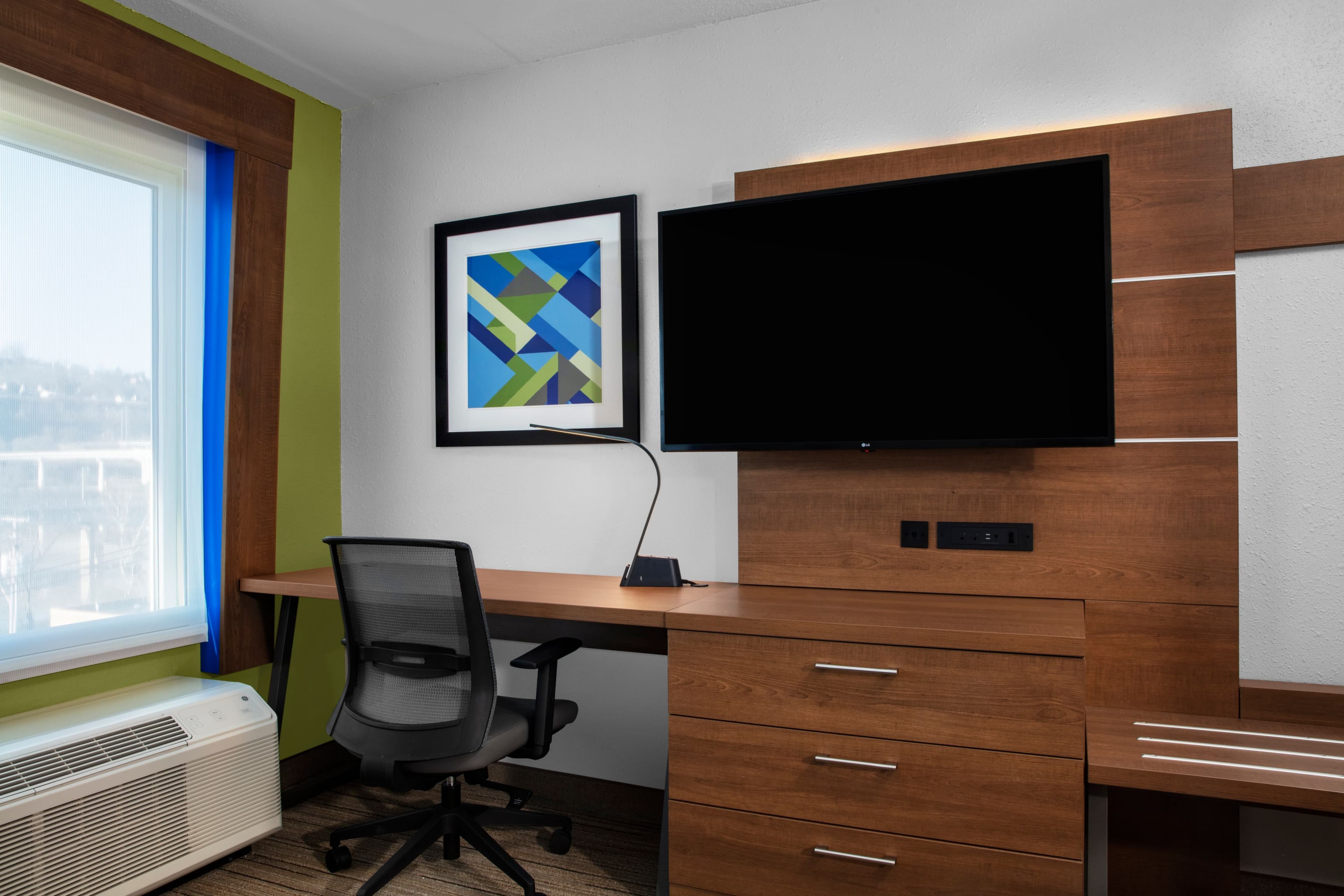 Holiday Inn Express Charleston-Civic Center - Image 2
