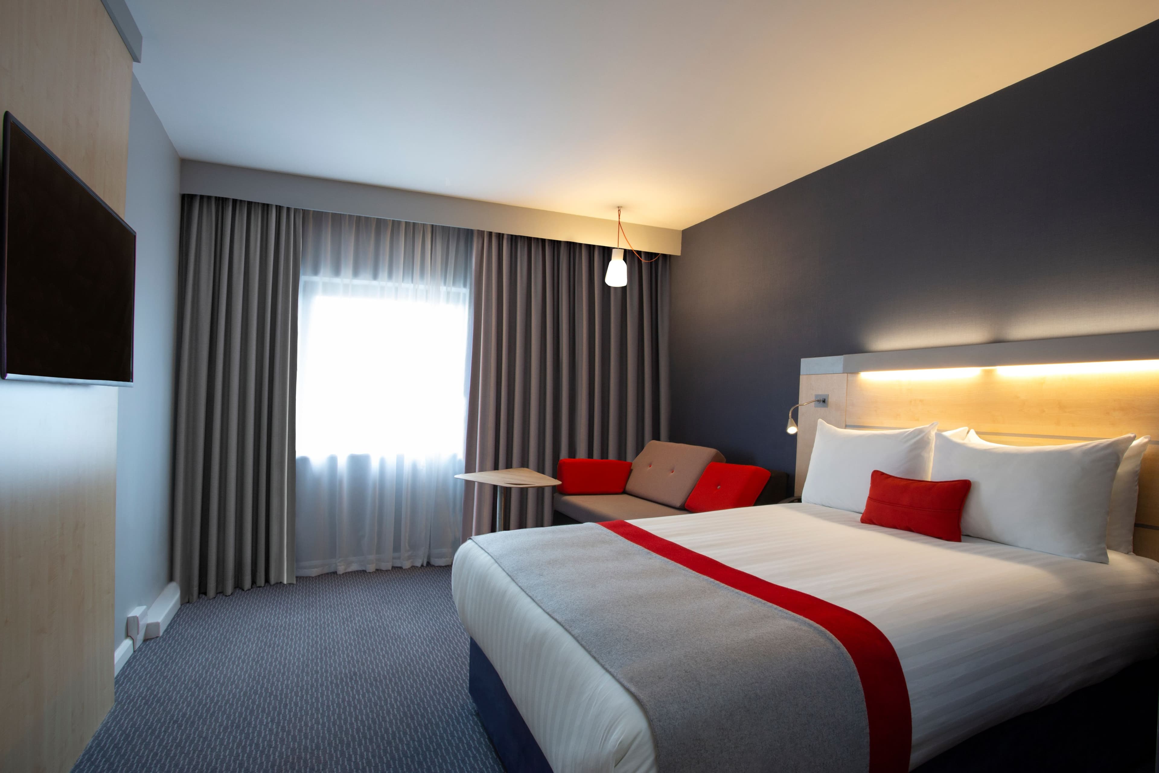 Holiday Inn Express Cheltenham Town Centre - Image 3