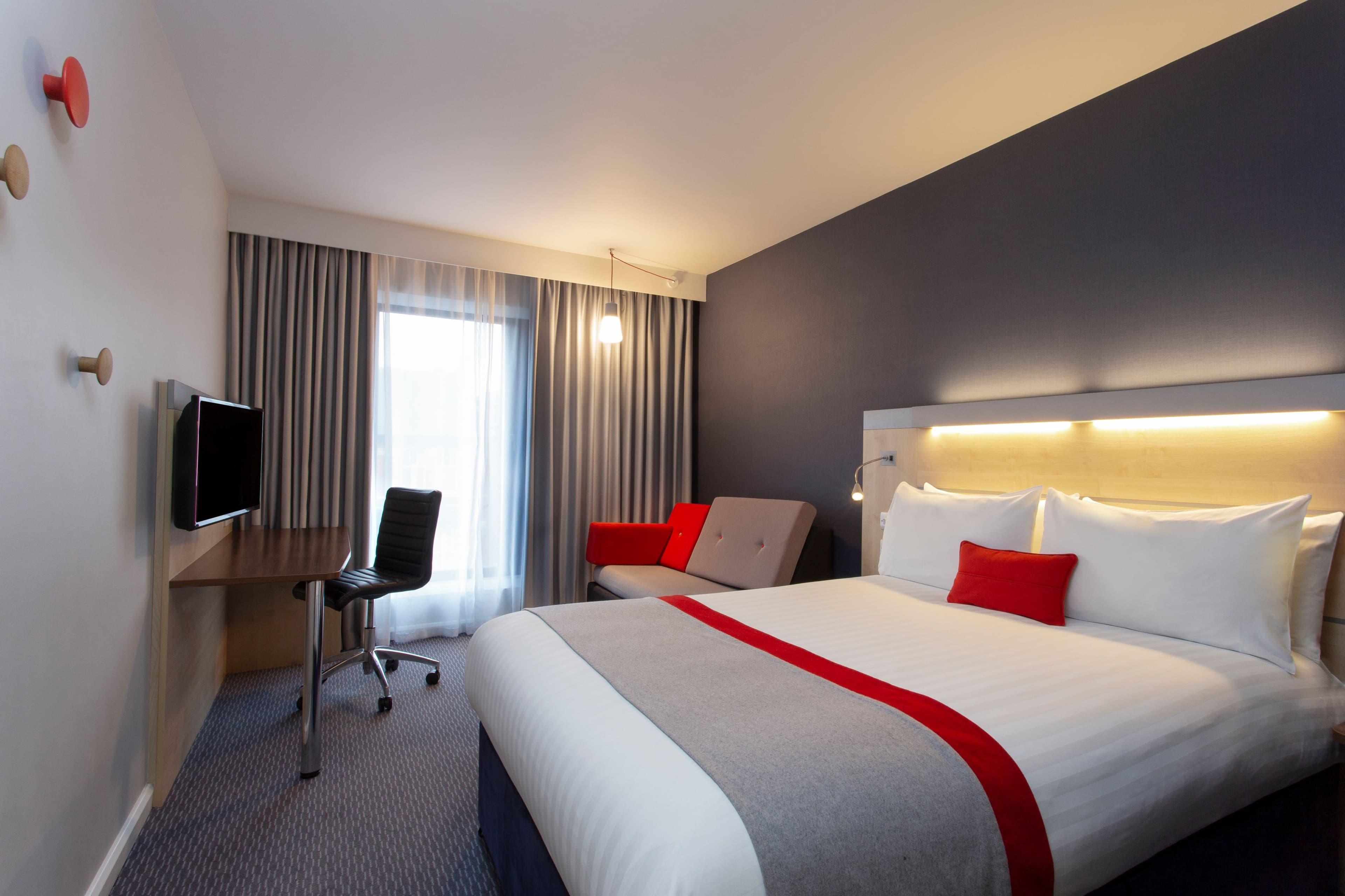 Holiday Inn Express Cheltenham Town Centre - Image 4