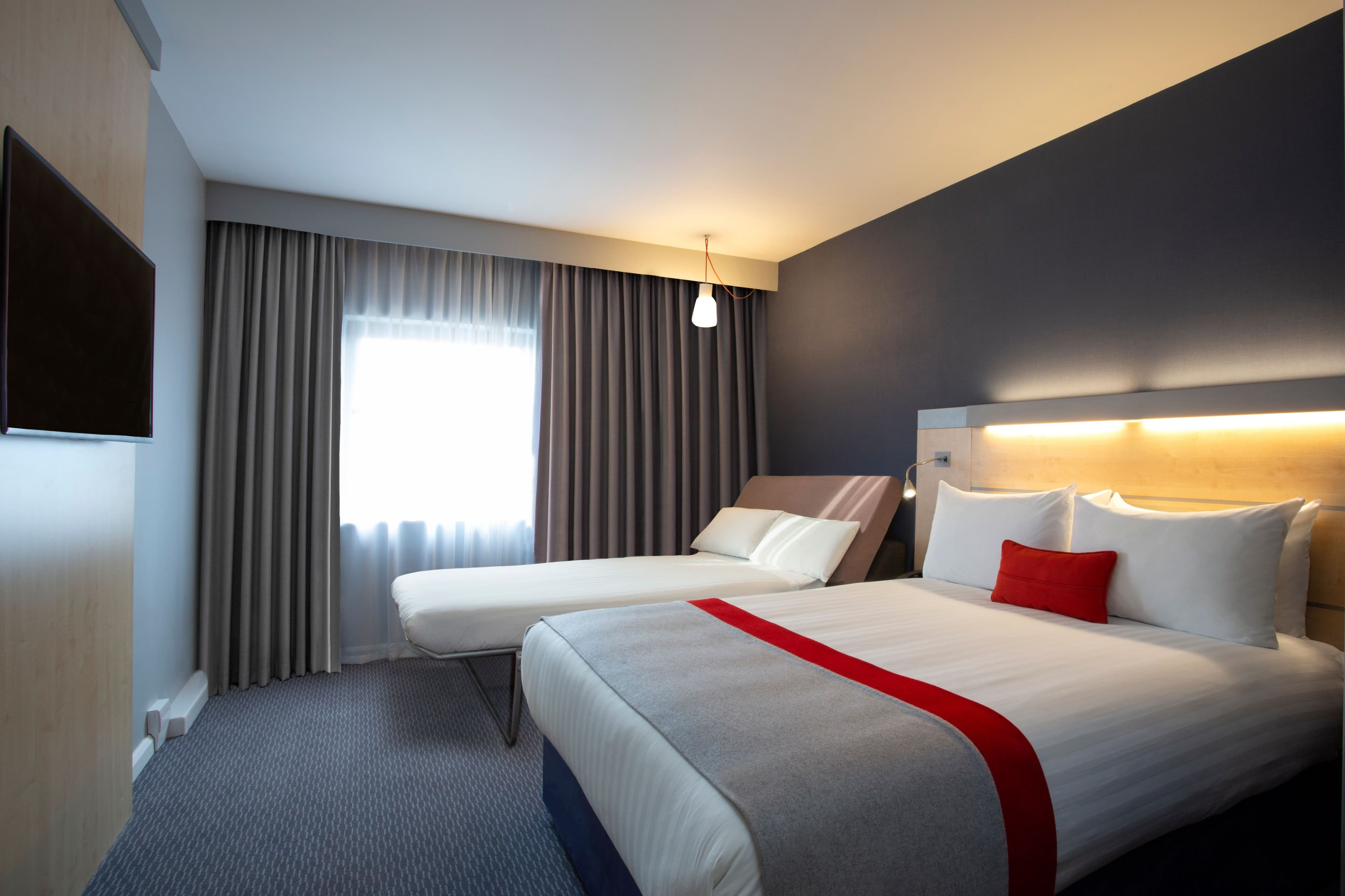 Holiday Inn Express Cheltenham Town Centre - Image 5