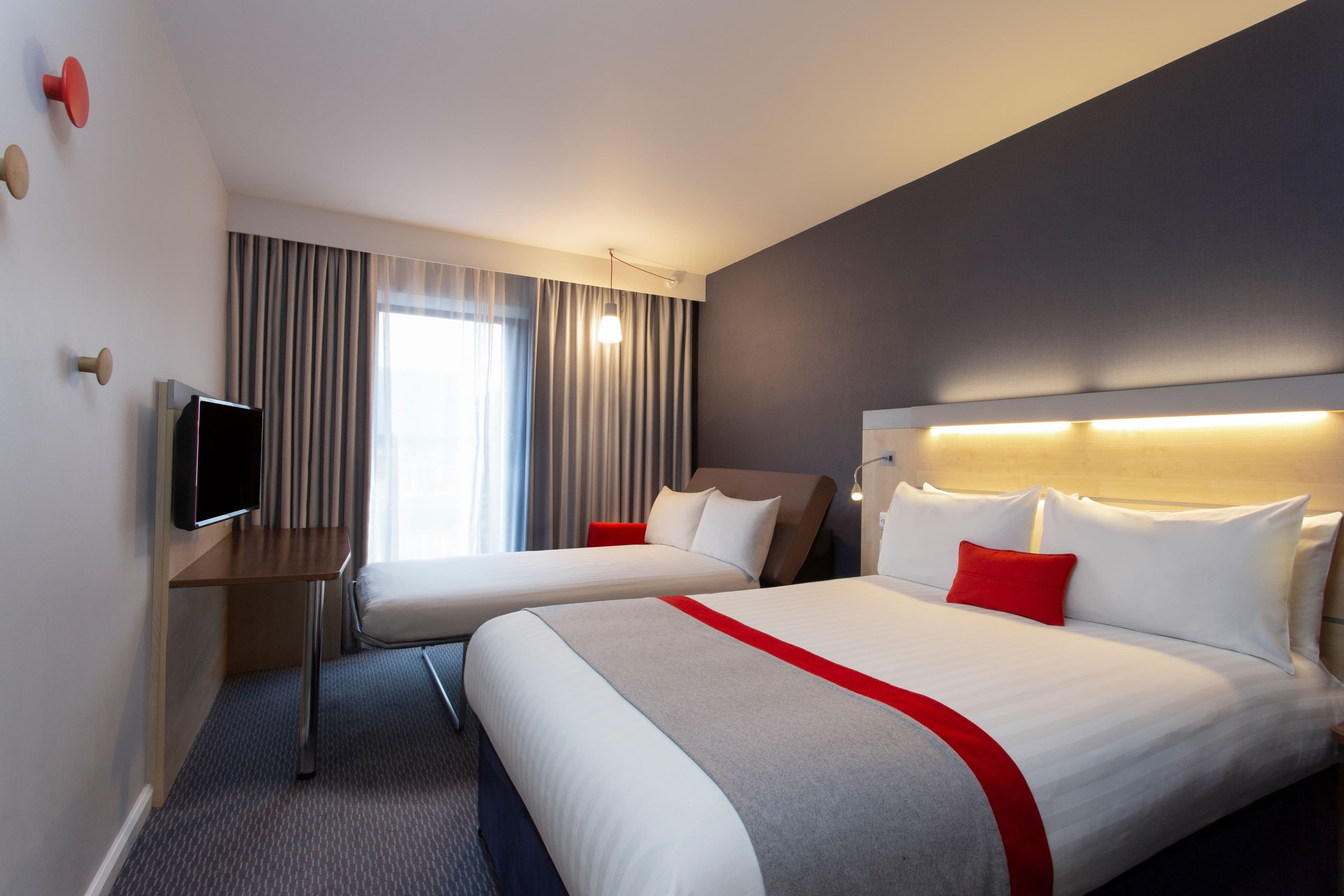 Holiday Inn Express Cheltenham Town Centre - Image 2