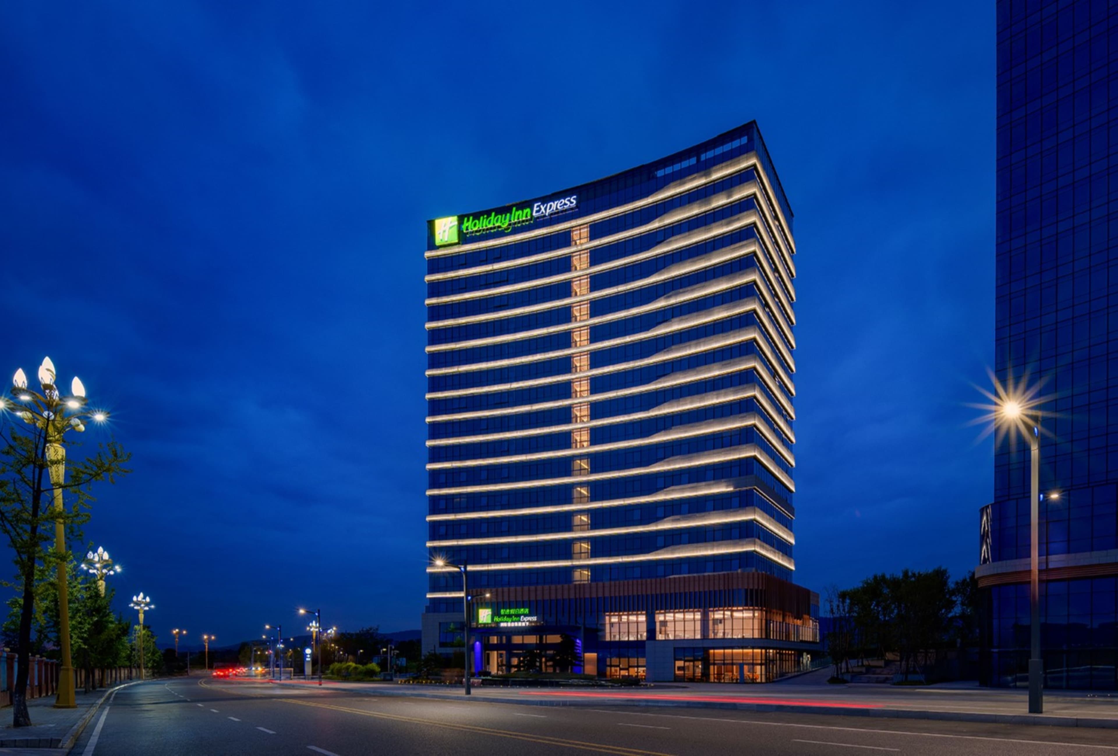 Holiday Inn Express Chongqing Liangjiang Yufu - Image 1