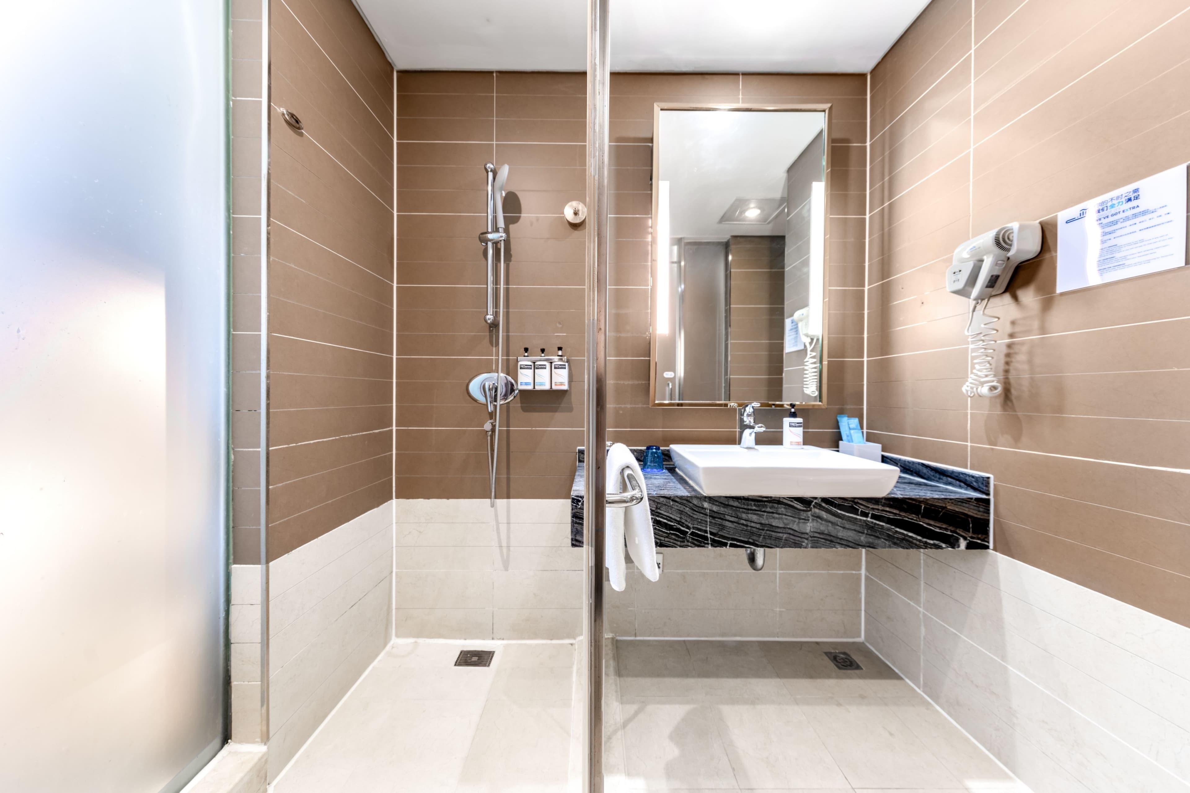 Holiday Inn Express Chongqing Guanyinqiao - Image 3