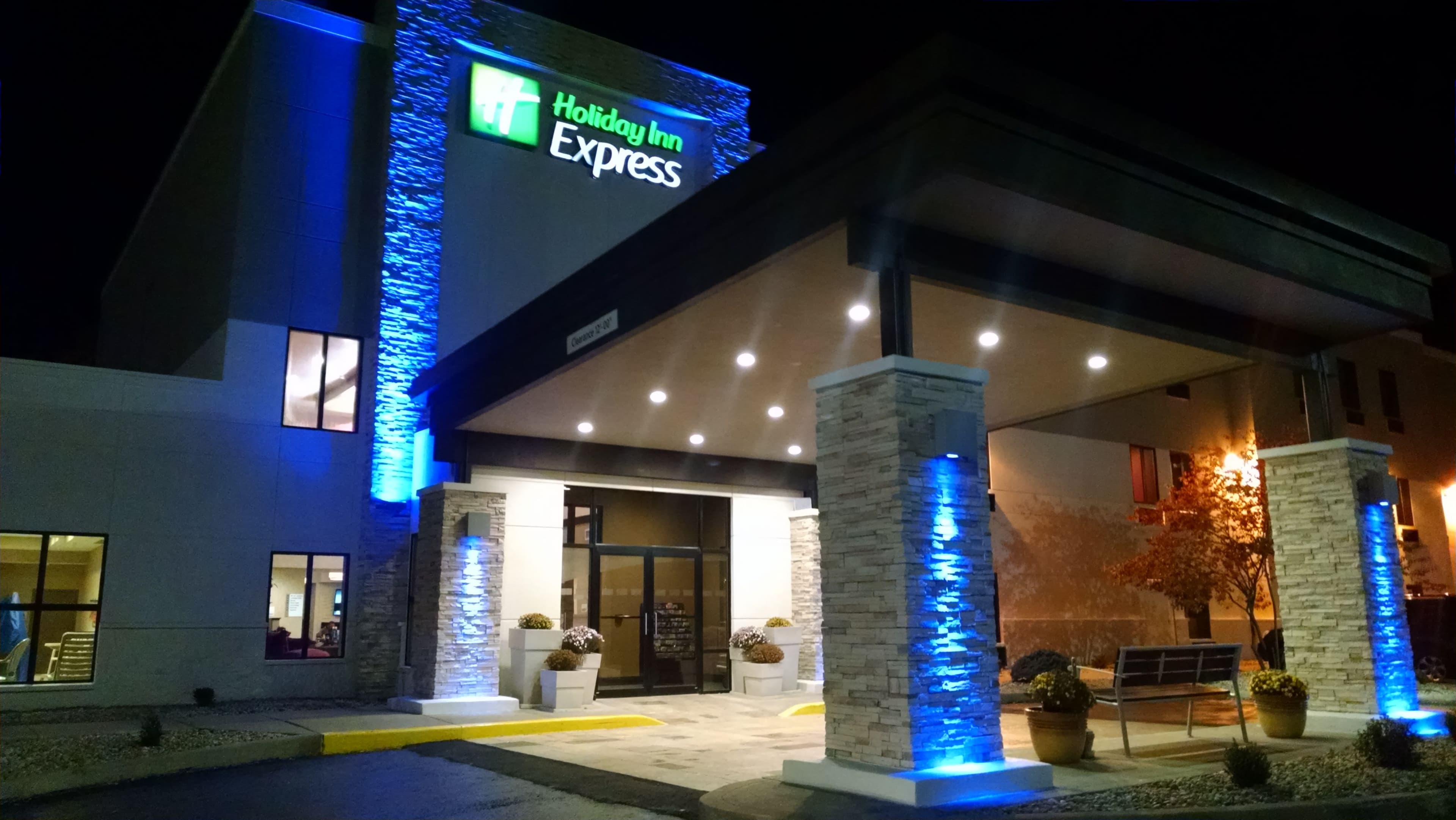 Holiday Inn Express Cloverdale (Greencastle) - Image 1