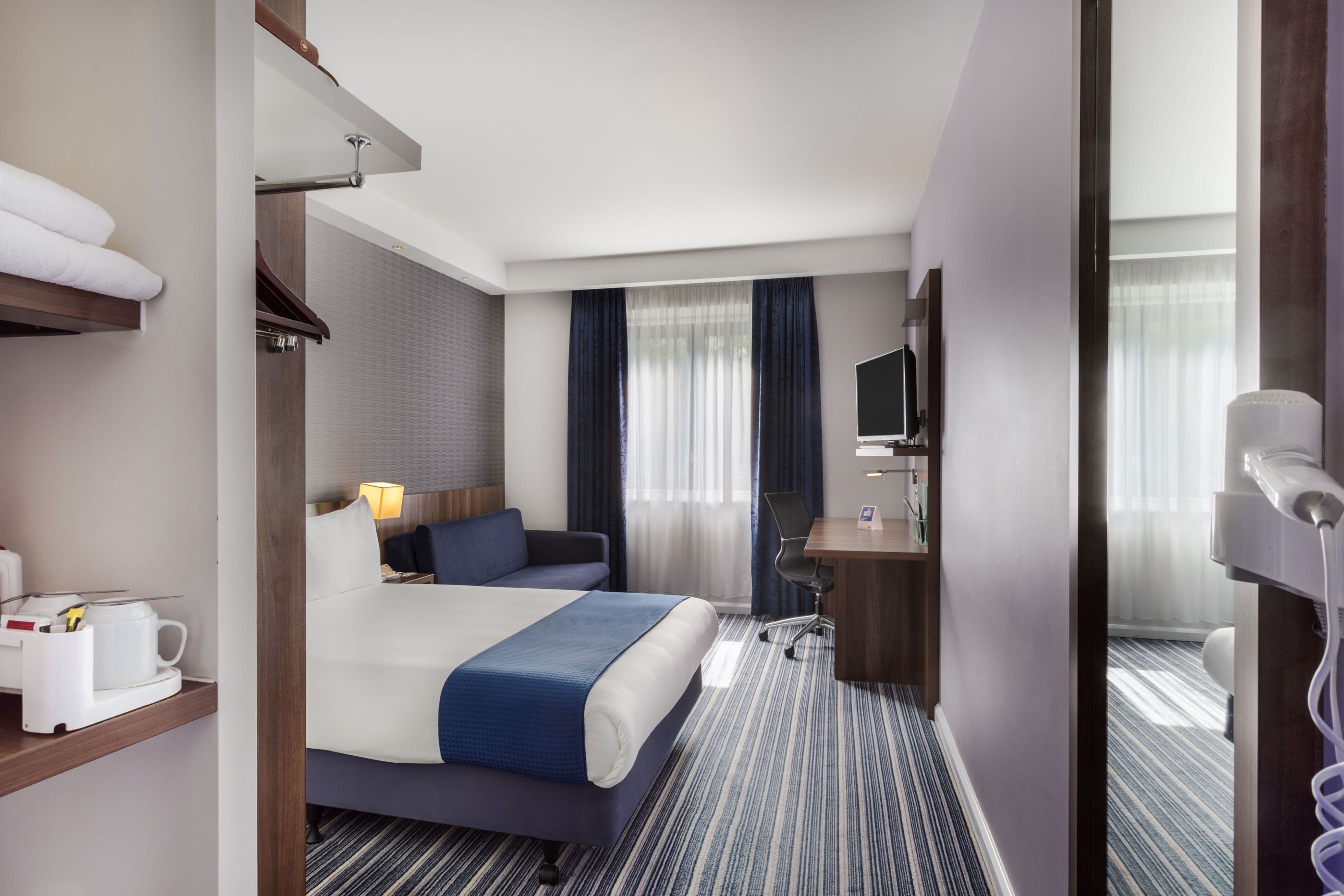 Holiday Inn Express Colchester - Image 2