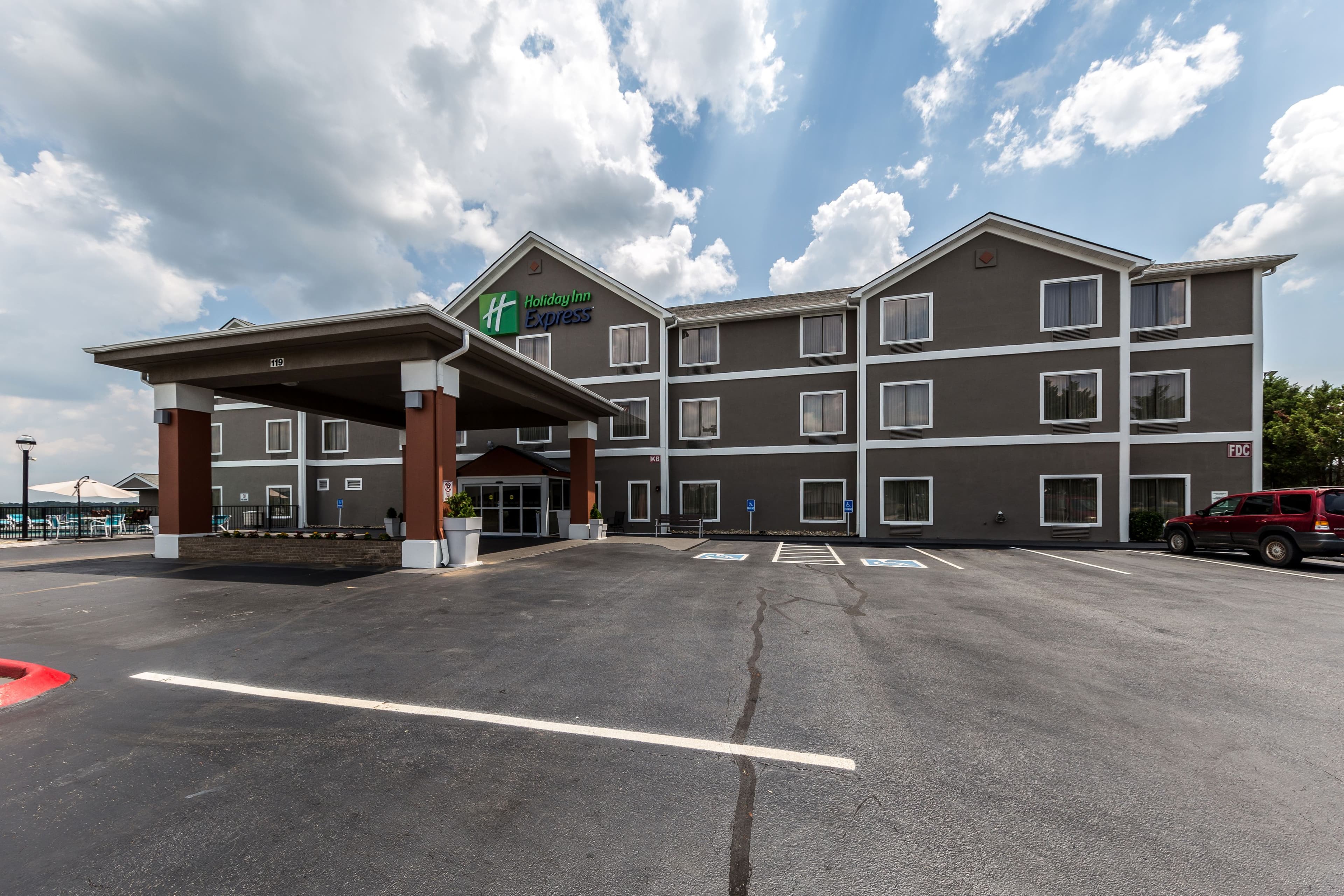 Holiday Inn Express Dandridge - Image 1