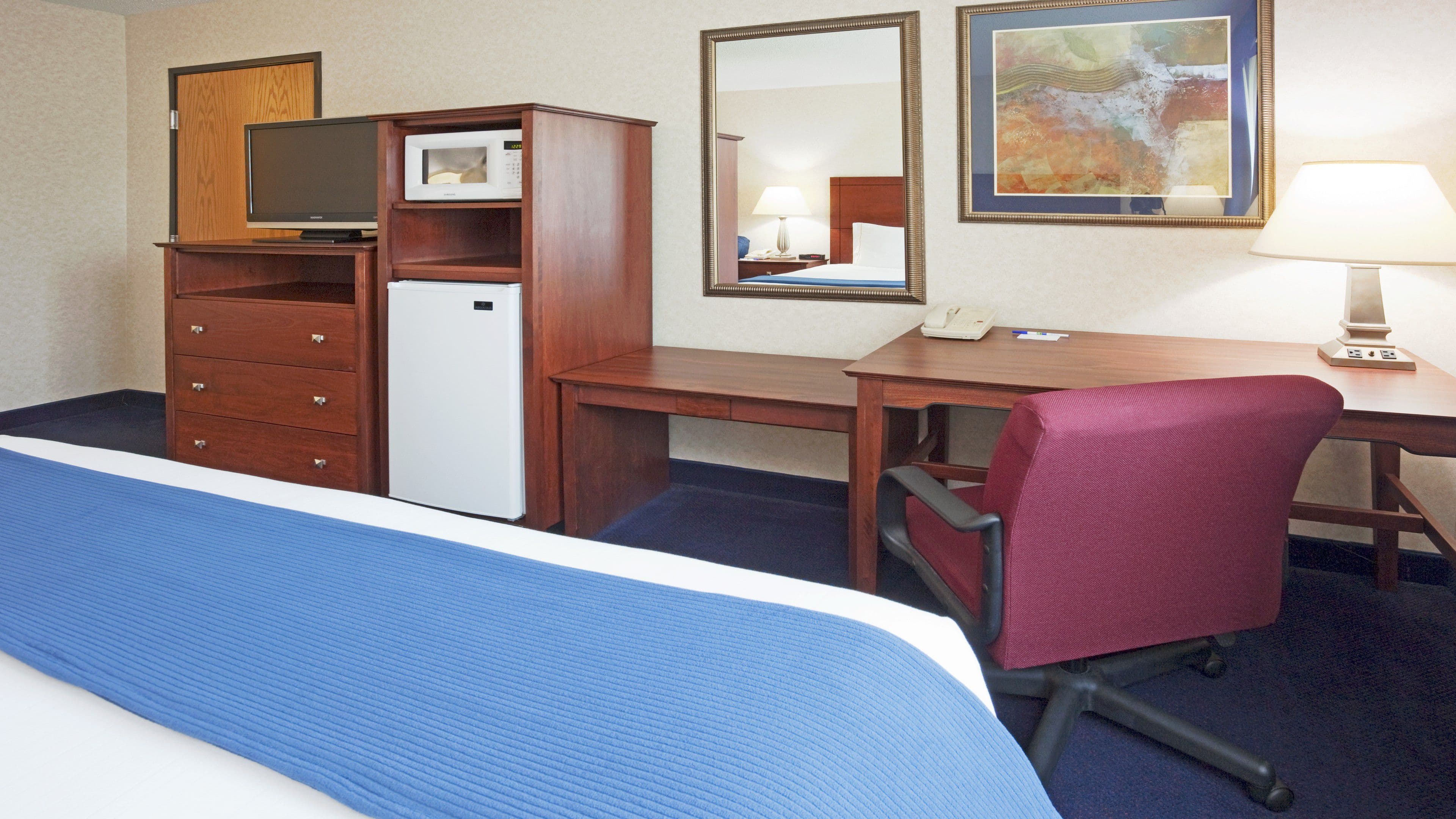 Holiday Inn Express Deforest (Madison Area) - Image 5