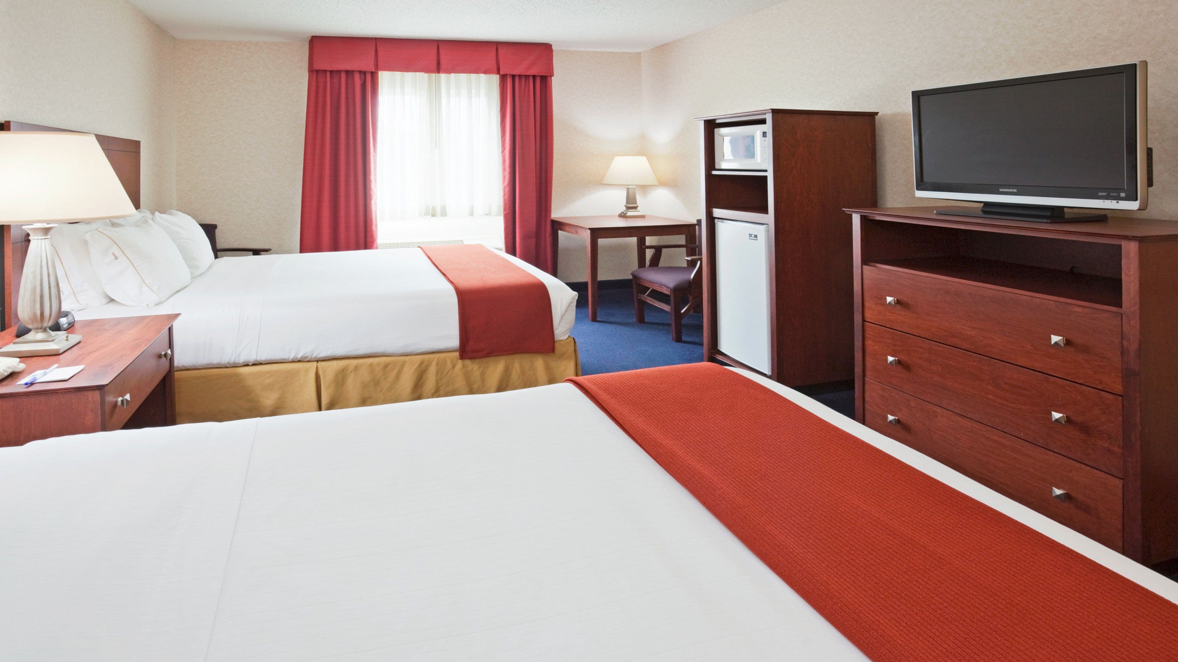 Holiday Inn Express Deforest (Madison Area) - Image 4