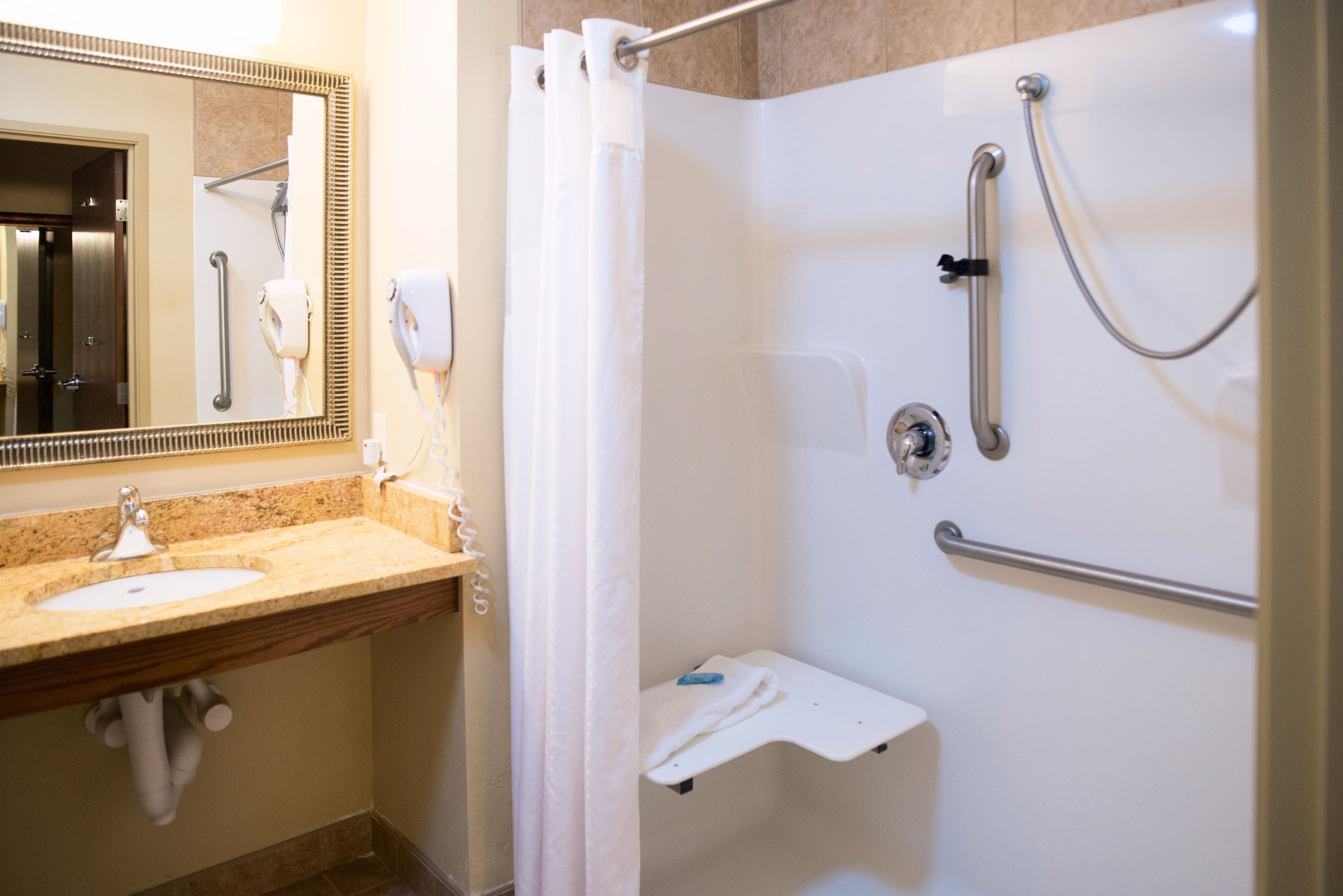 Holiday Inn Express Devils Lake — 44