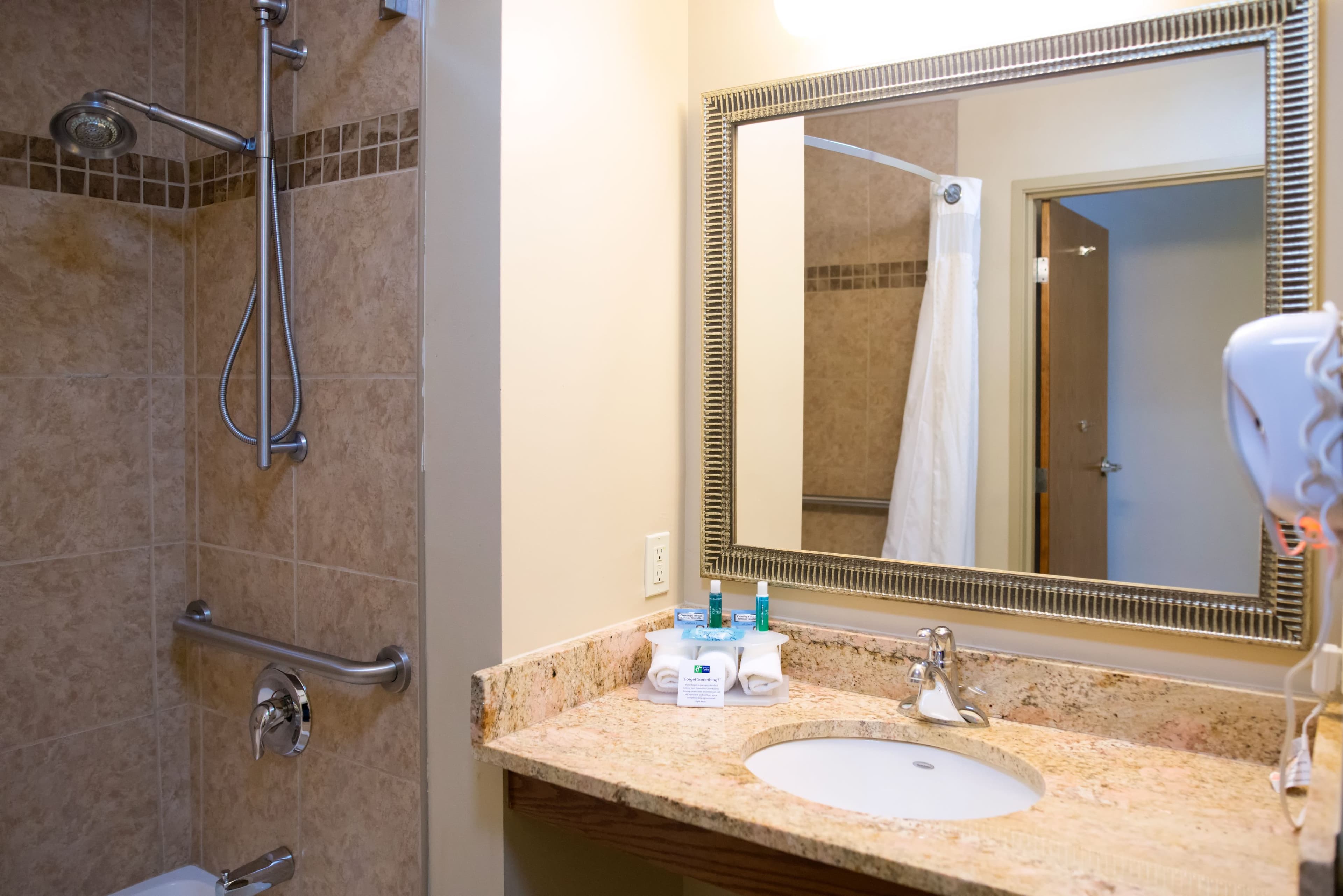 Holiday Inn Express Devils Lake — 17