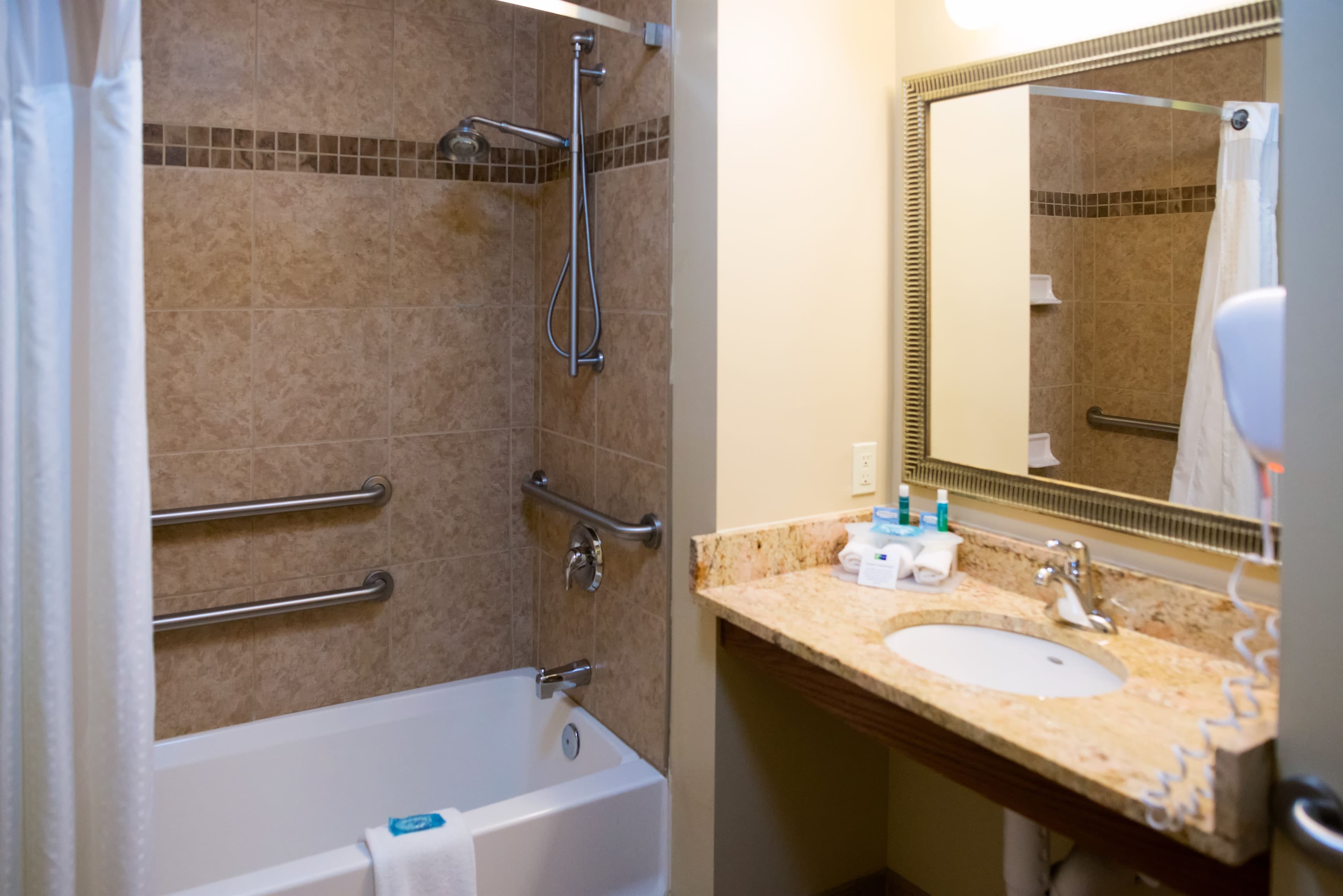 Holiday Inn Express Devils Lake — 13