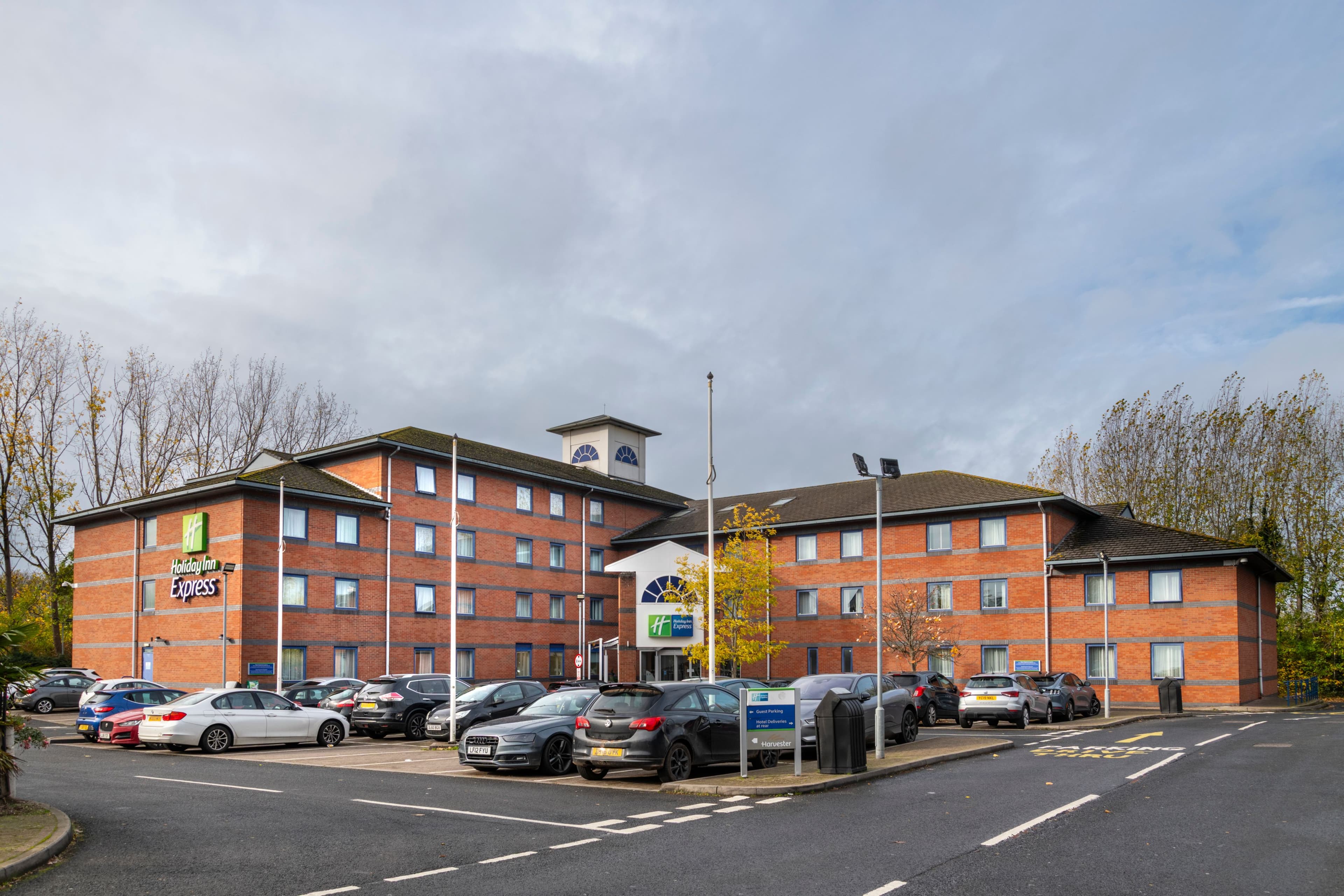 Holiday Inn Express Droitwich Spa - Image 1