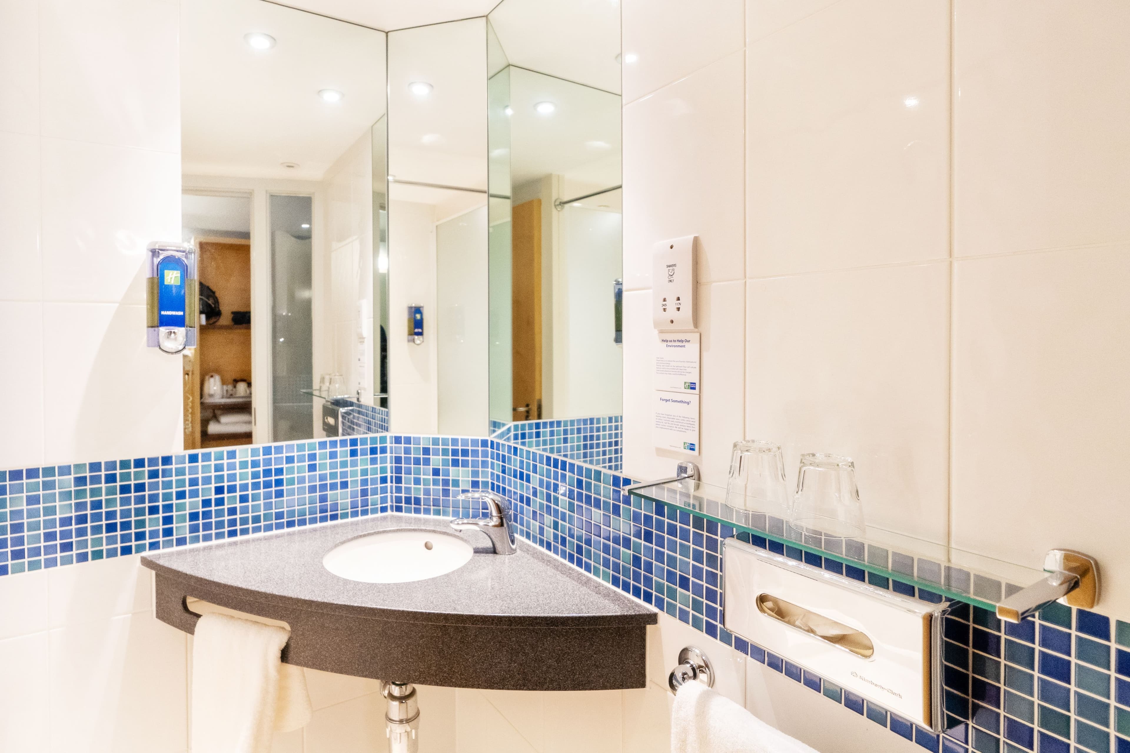 Holiday Inn Express Dundee — 7