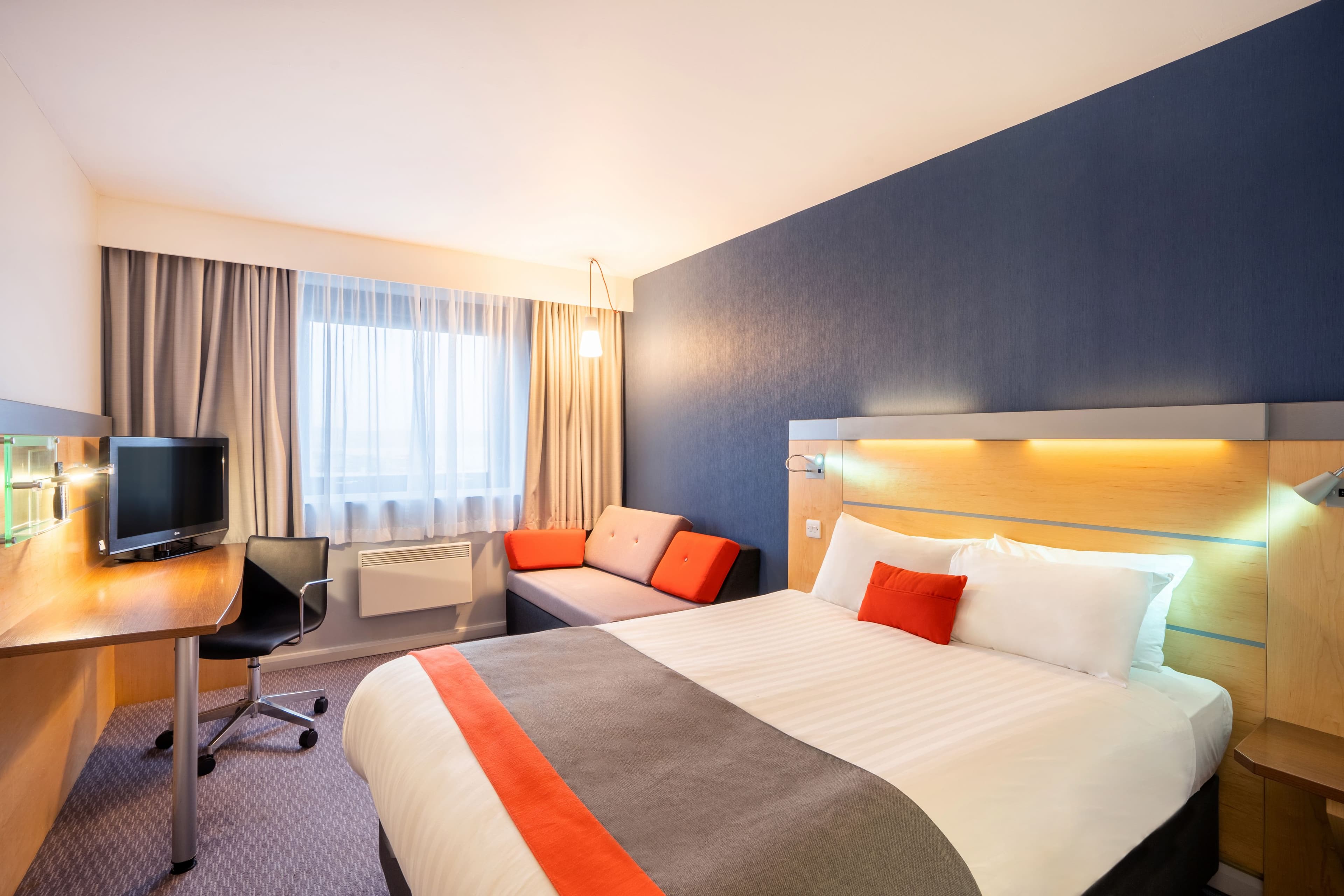 Holiday Inn Express Dundee - Image 2