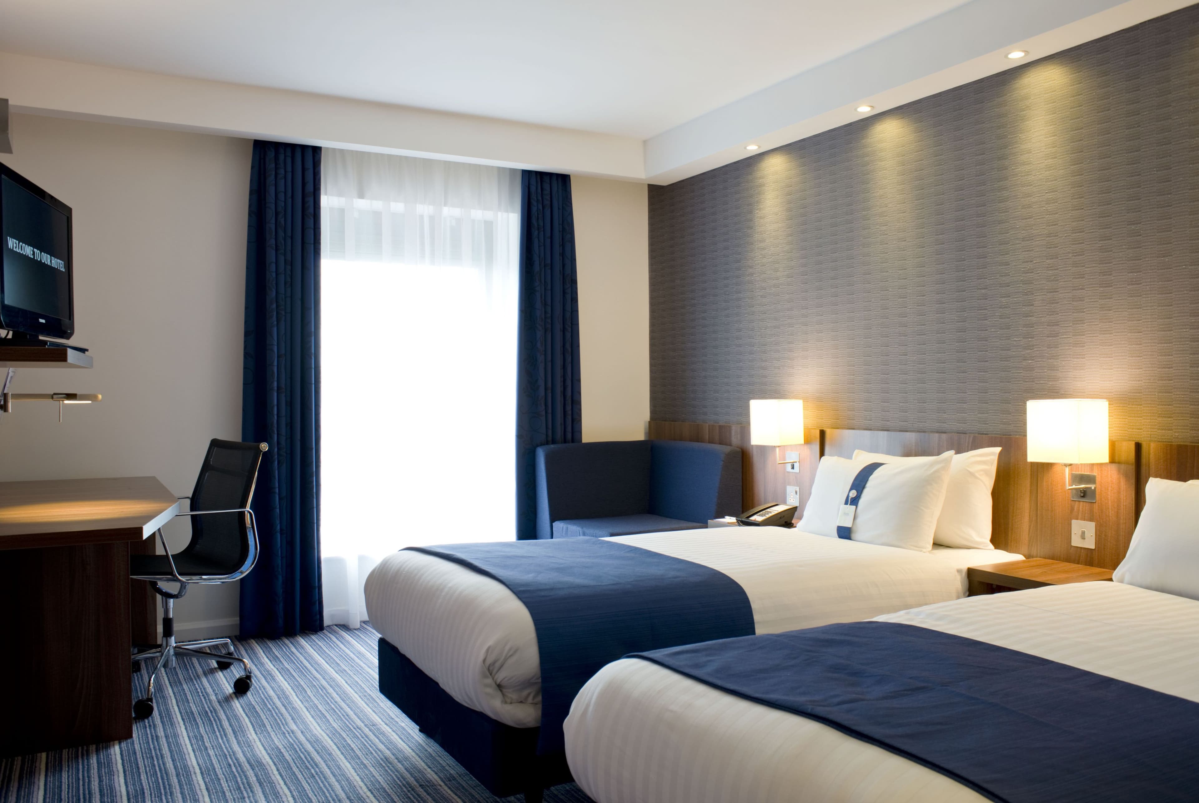 Holiday Inn Express Dunstable — 2
