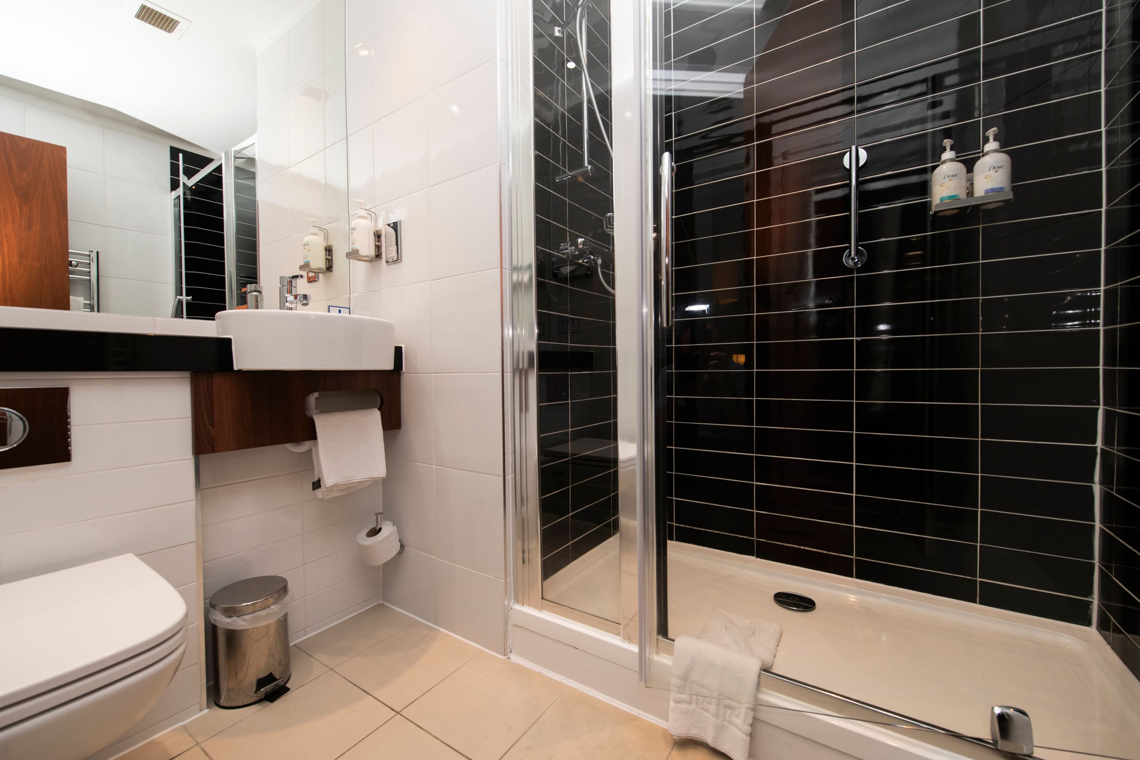 Standard Room with Free Hot Breakfast - Image 5