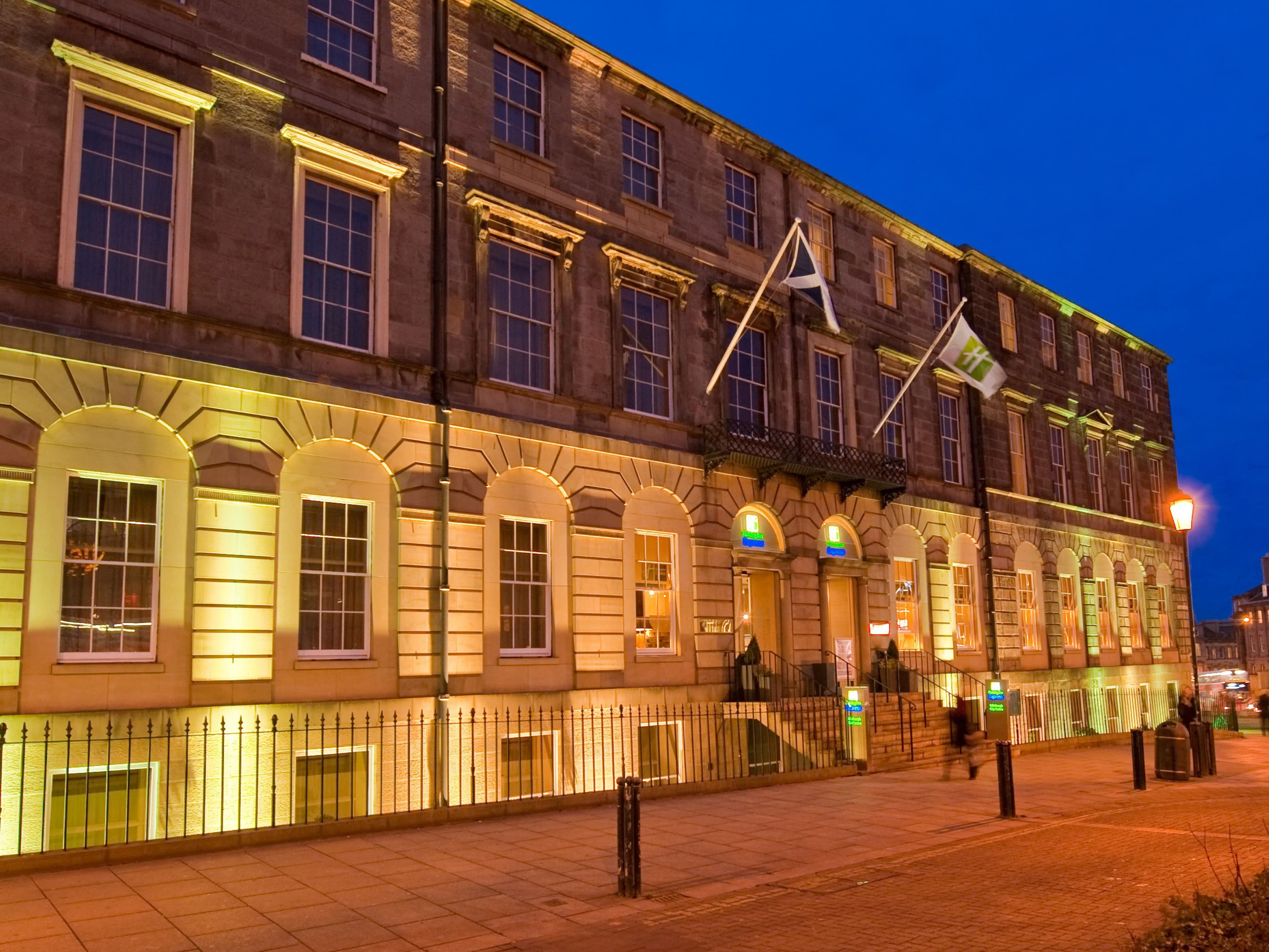 Holiday Inn Express Edinburgh City Centre - Image 1