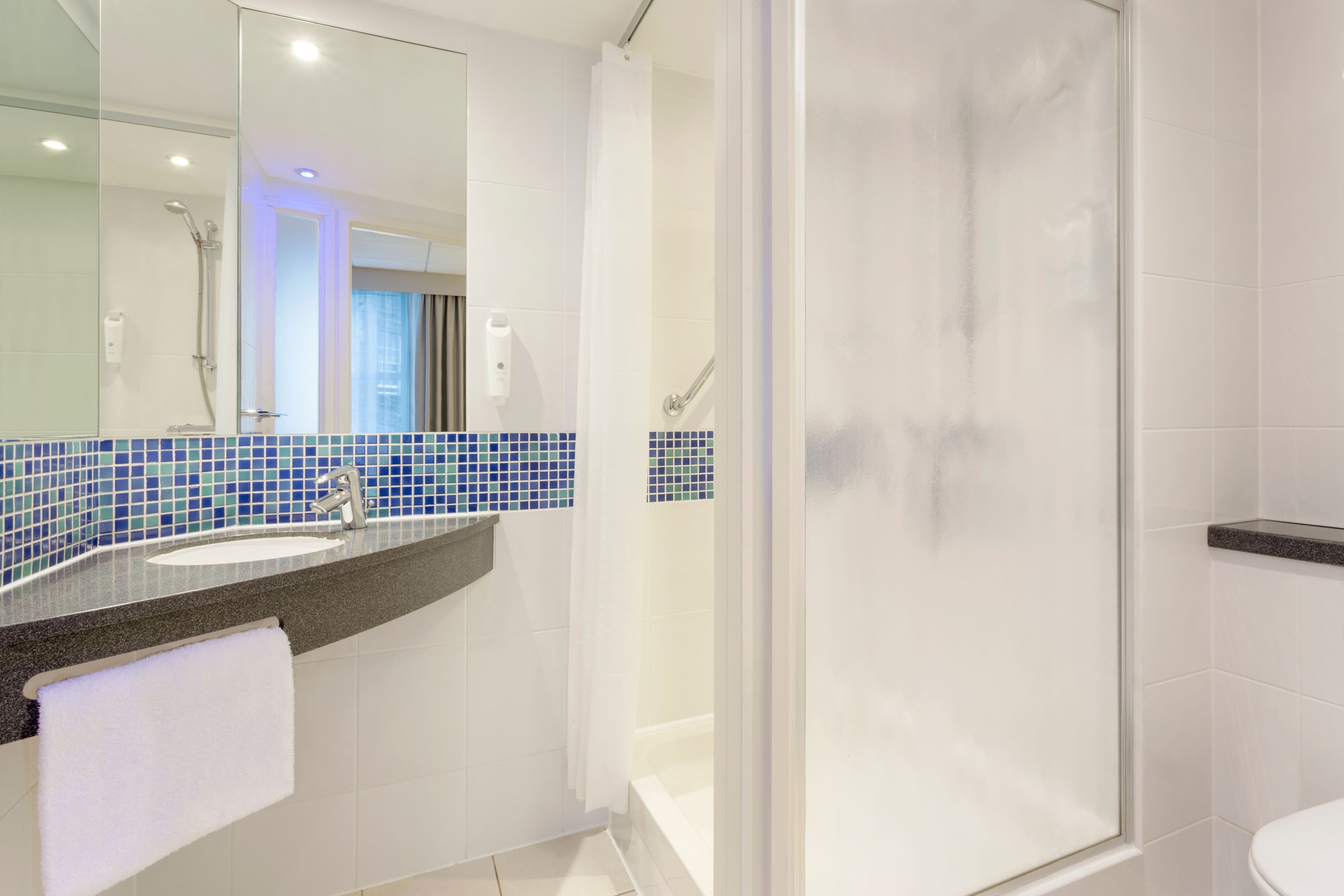 Holiday Inn Express Edinburgh City Centre - Image 3
